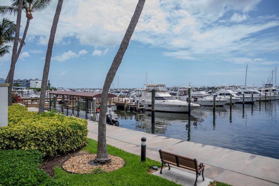 802 W Windward #217, Lantana FL 33462