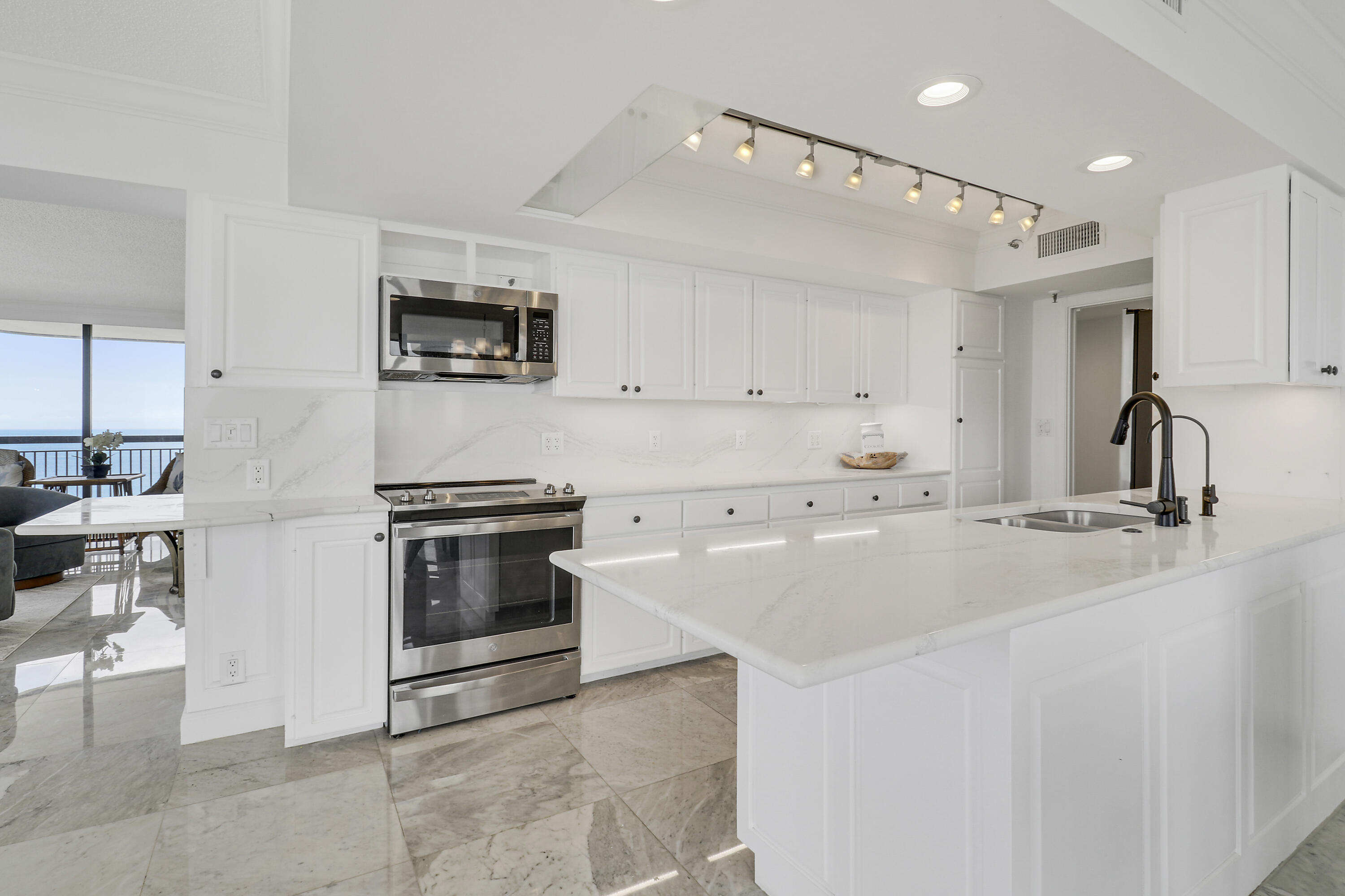 5380 N Ocean #22j, Singer Island FL 33404