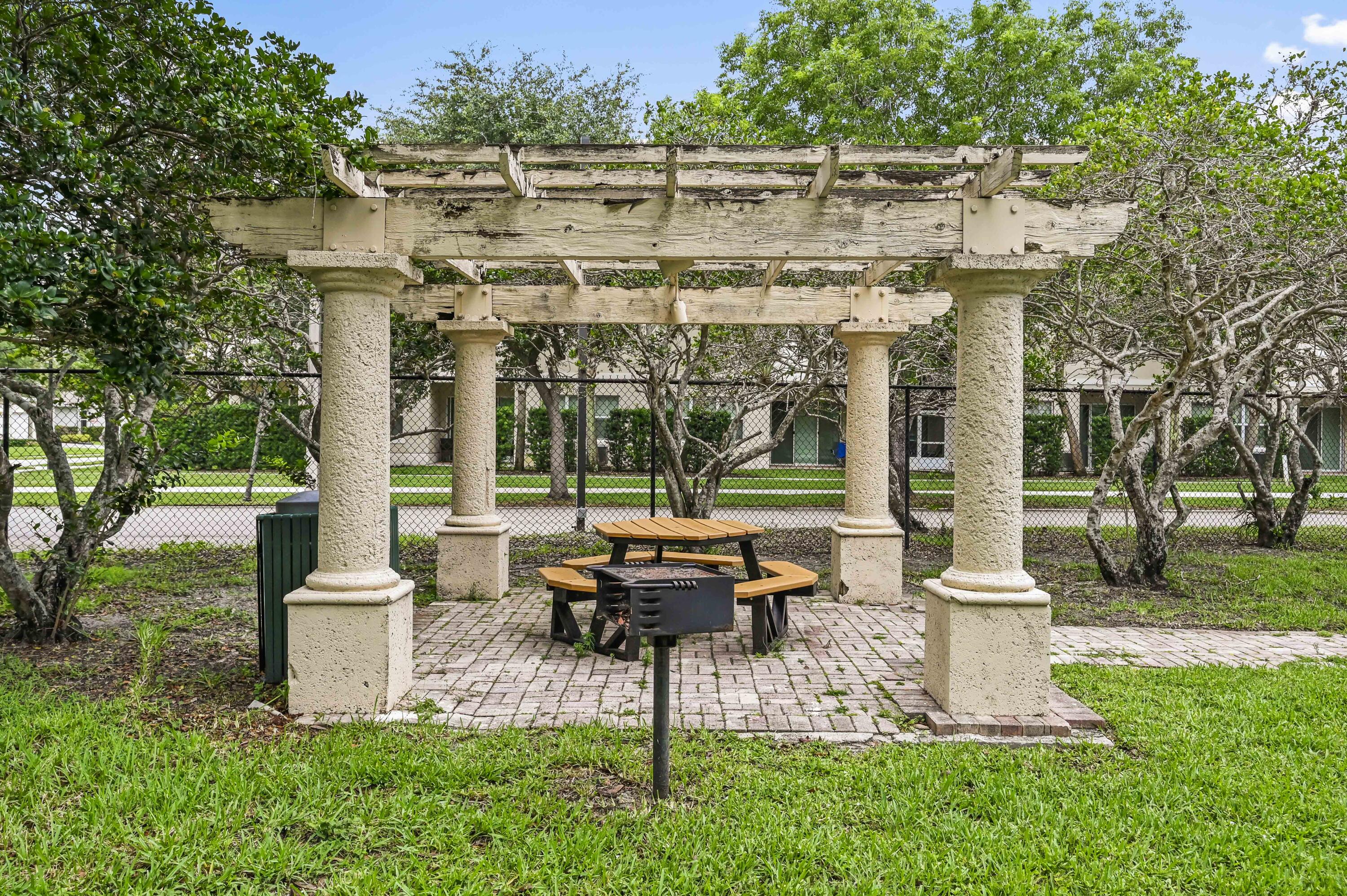 1100 S Crestwood Ct #1109, Royal Palm Beach FL 33411