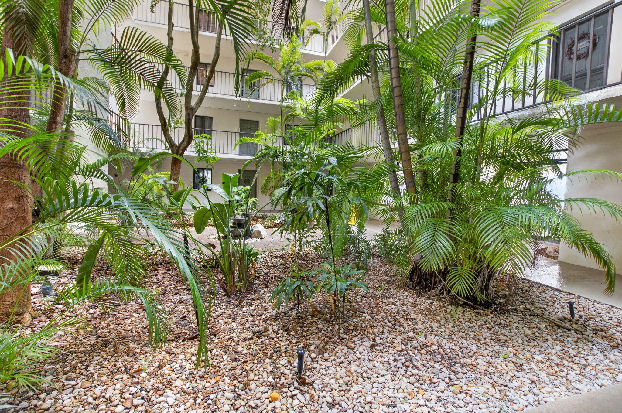 1202 S Lake #105, Lantana FL 33462