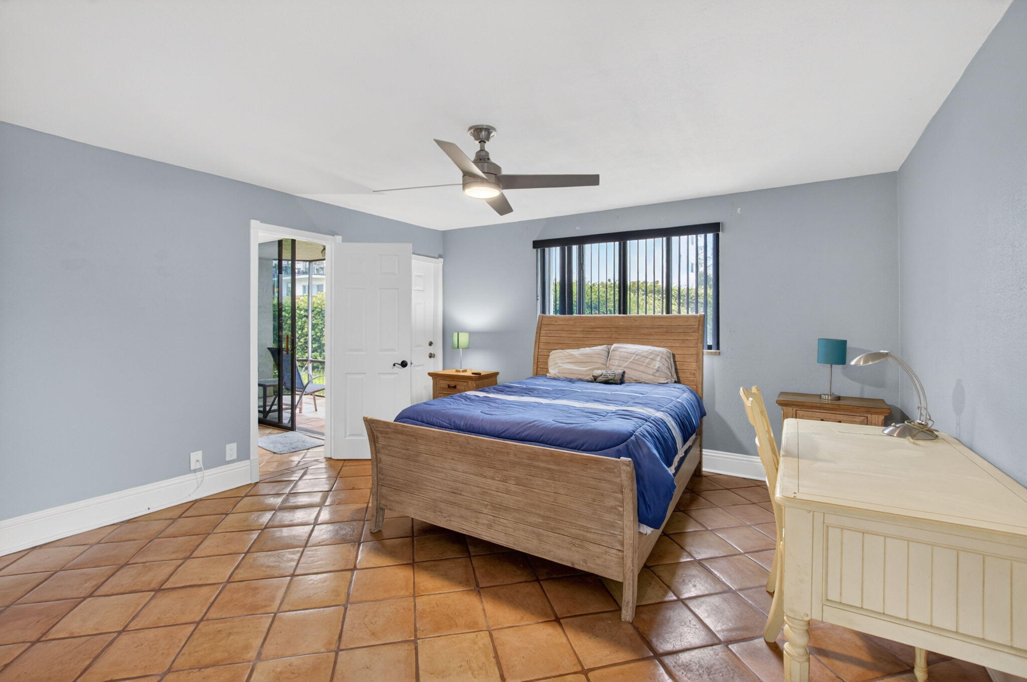 1202 S Lake #105, Lantana FL 33462