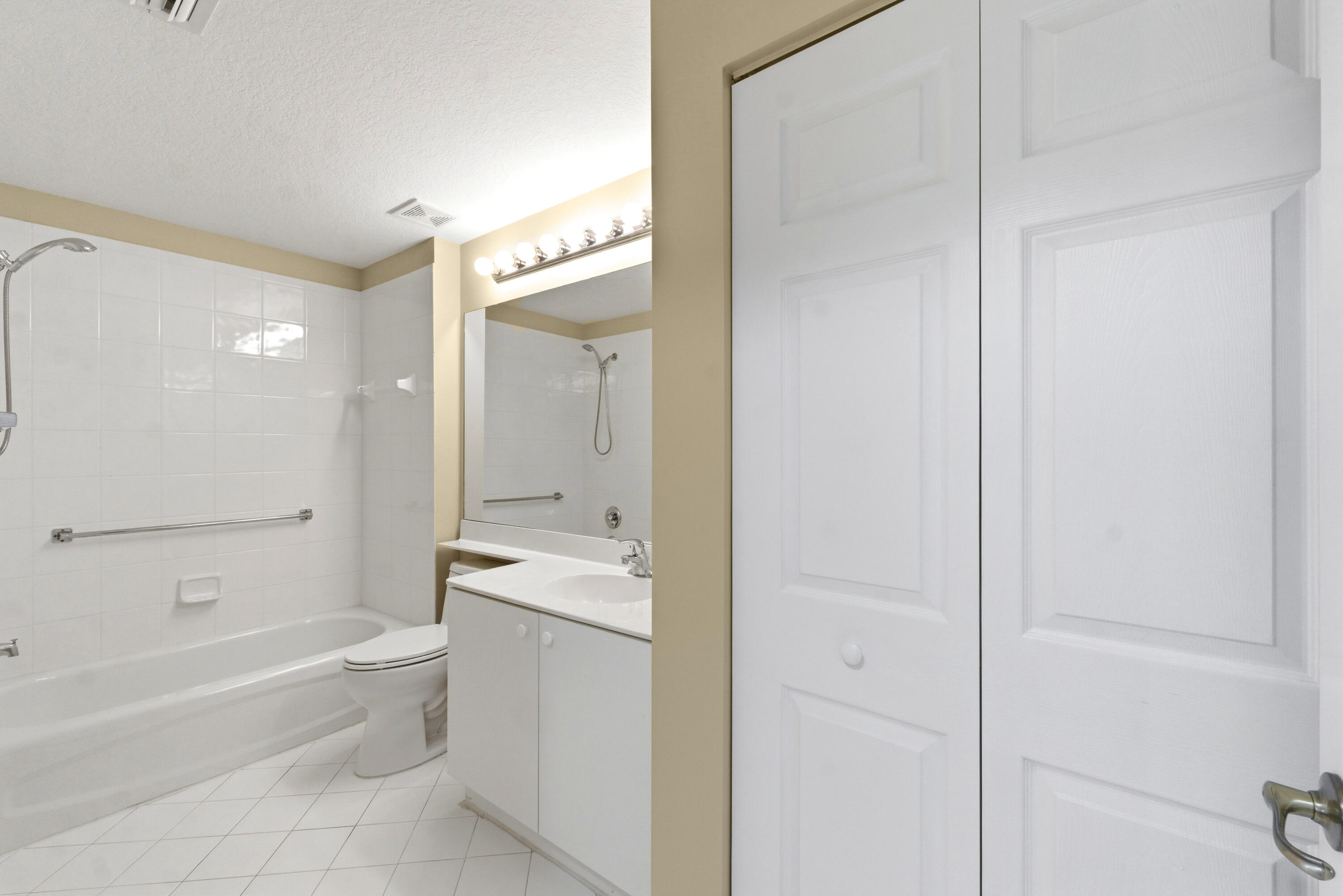 7765 Yardley #107, Tamarac FL 33321