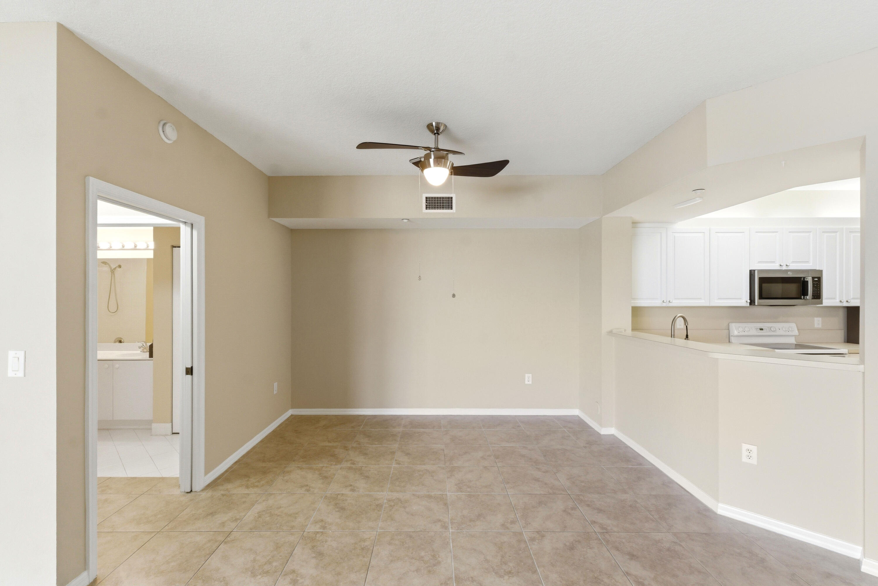 7765 Yardley #107, Tamarac FL 33321