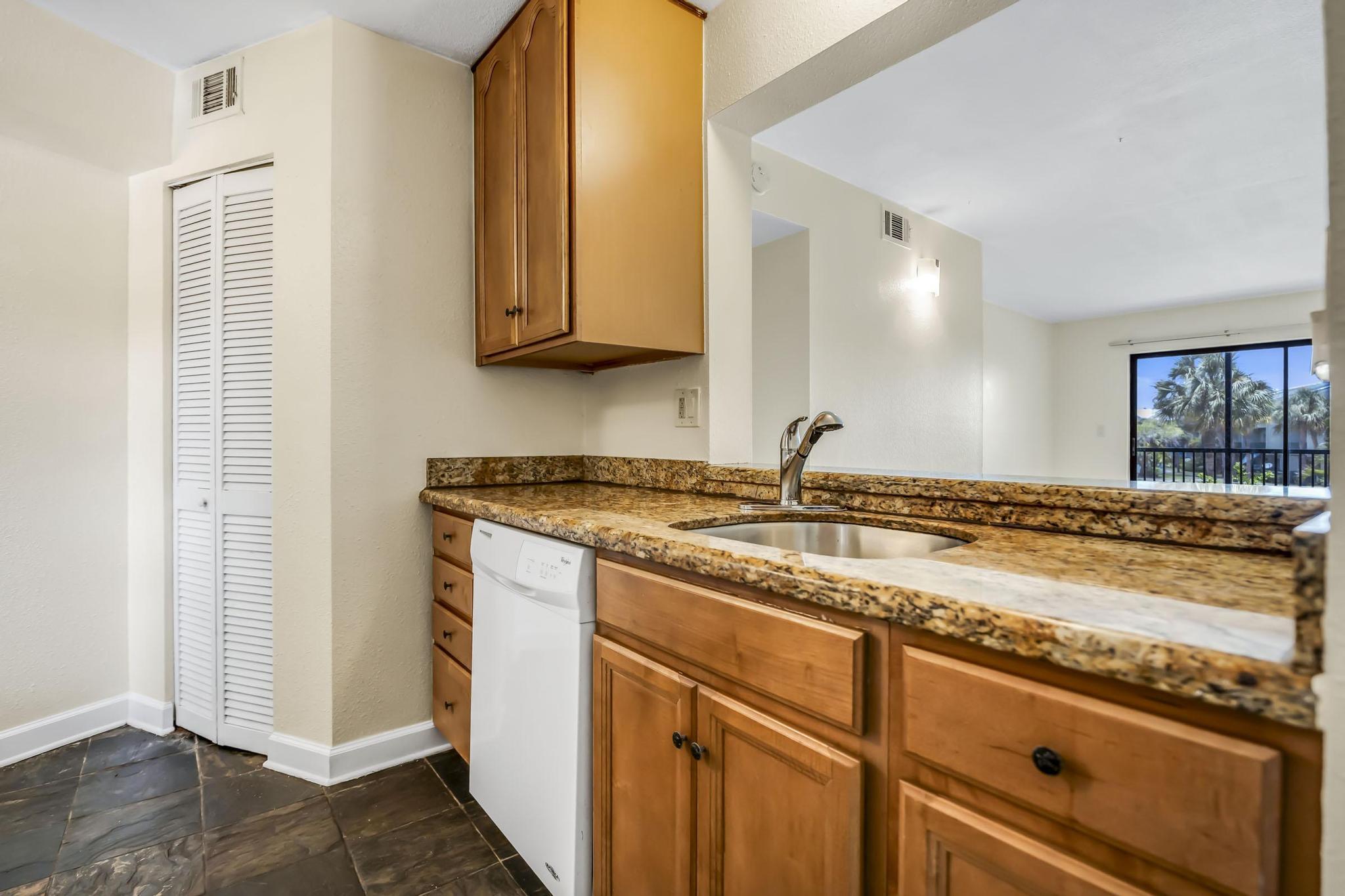 9000 NW 28th #1-204, Coral Springs FL 33065