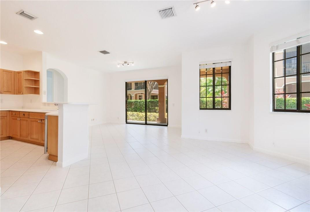 2692 Center Ct #2-32, Weston FL 33332