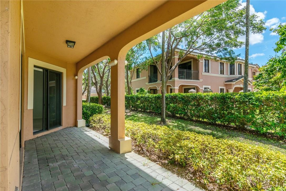 2692 Center Ct #2-32, Weston FL 33332