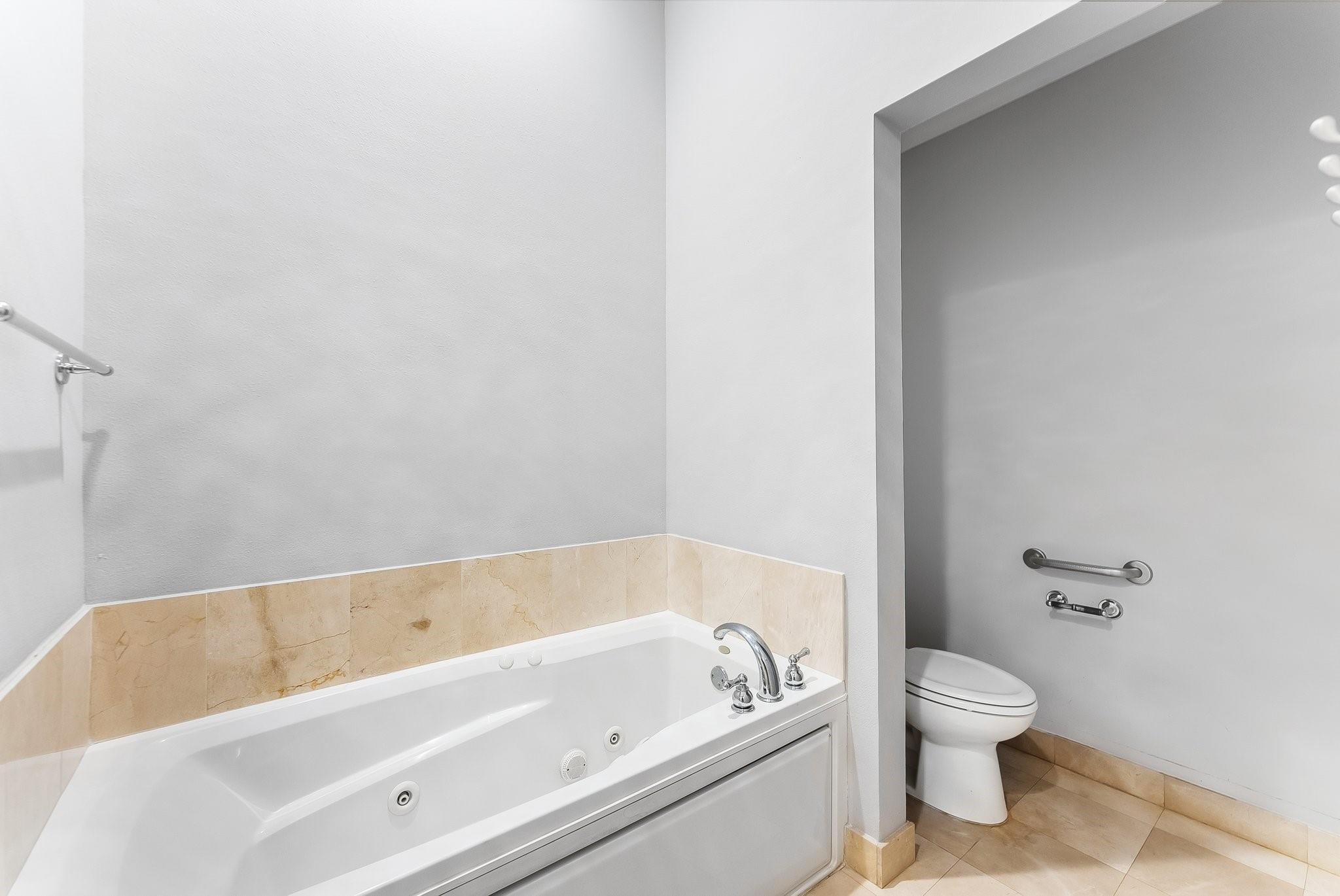 16102 Emerald Estates #101, Weston FL 33331