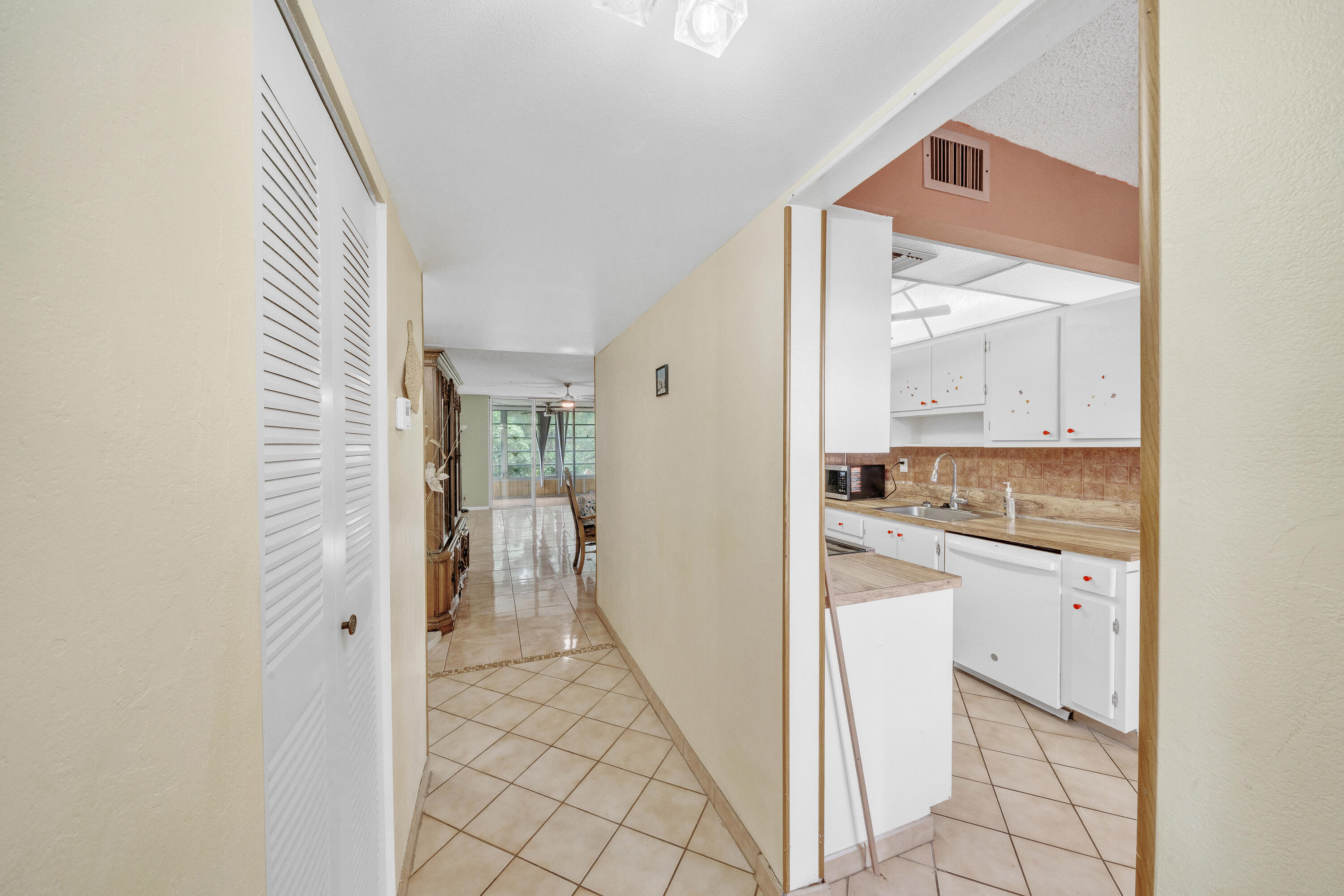 3070 NW 48th #405, Lauderdale Lakes FL 33313