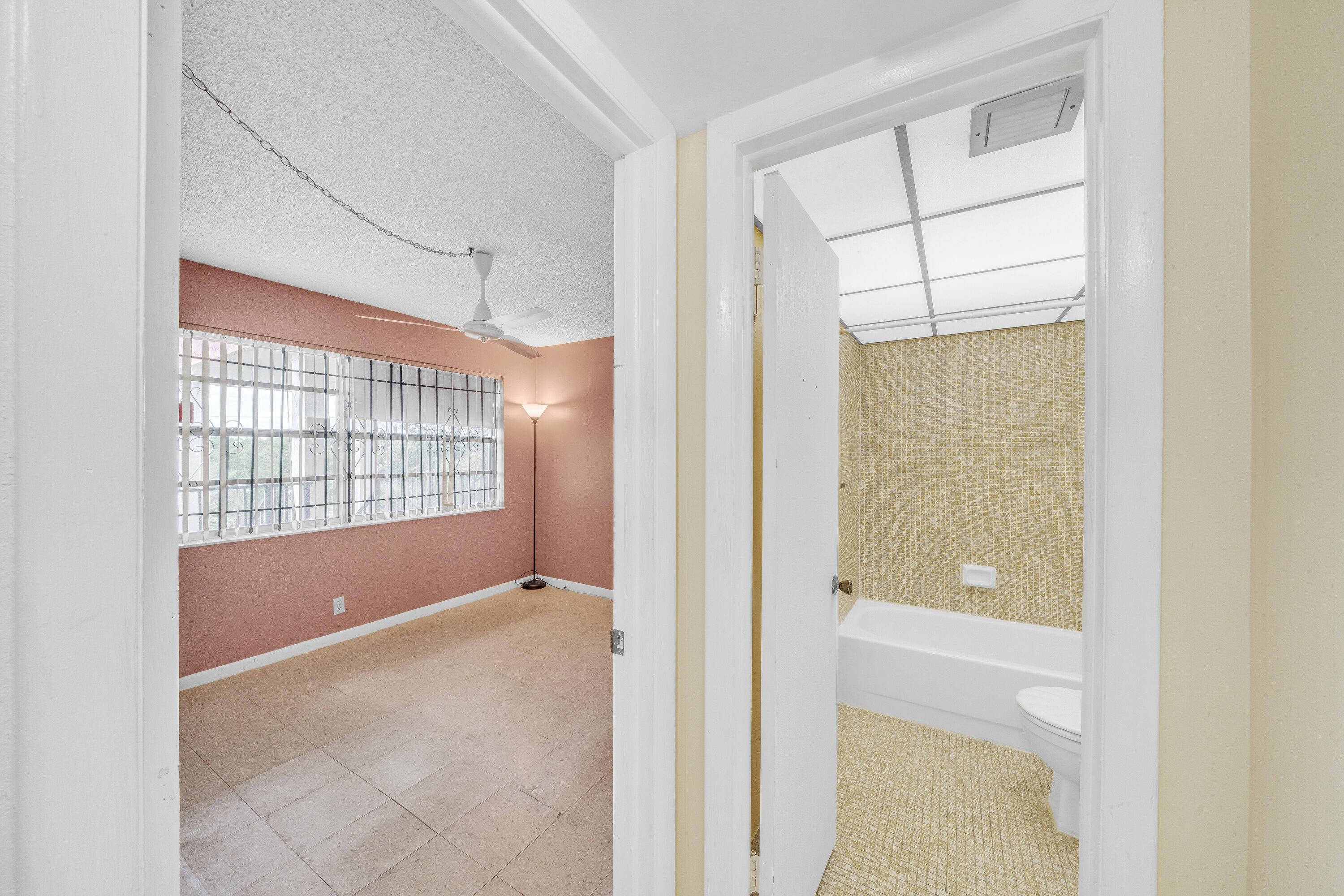 3070 NW 48th #405, Lauderdale Lakes FL 33313