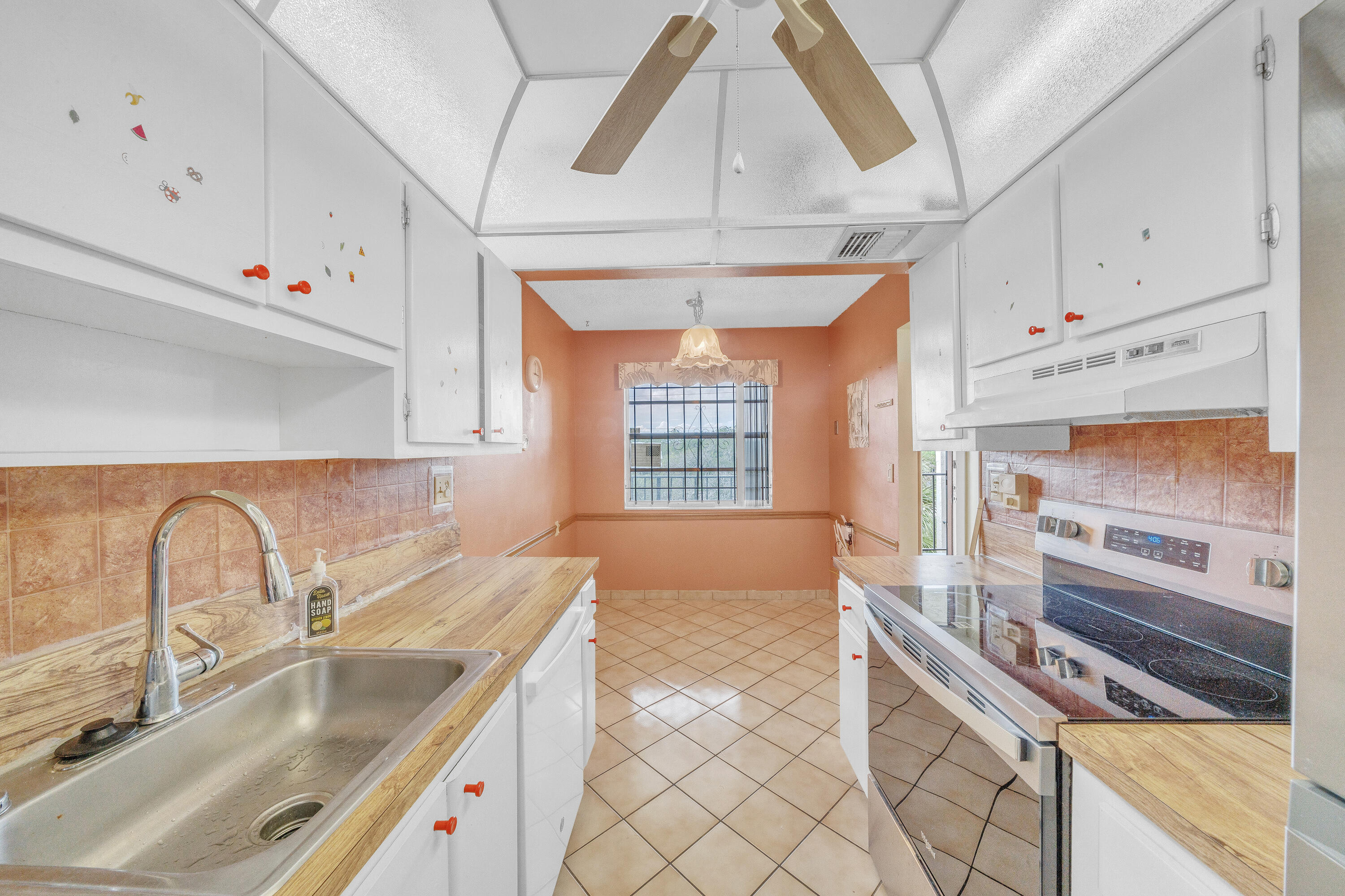 3070 NW 48th #405, Lauderdale Lakes FL 33313