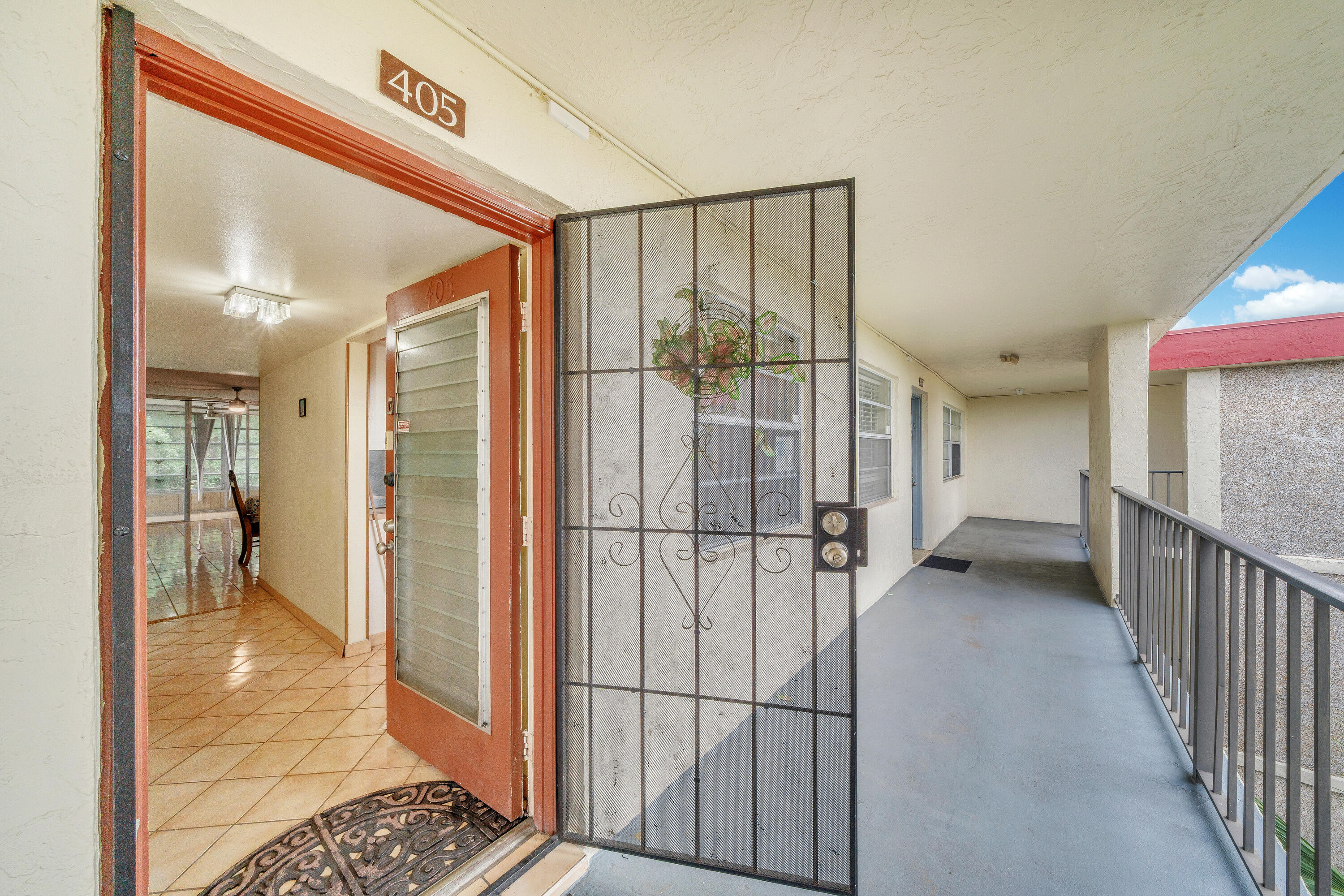 3070 NW 48th #405, Lauderdale Lakes FL 33313