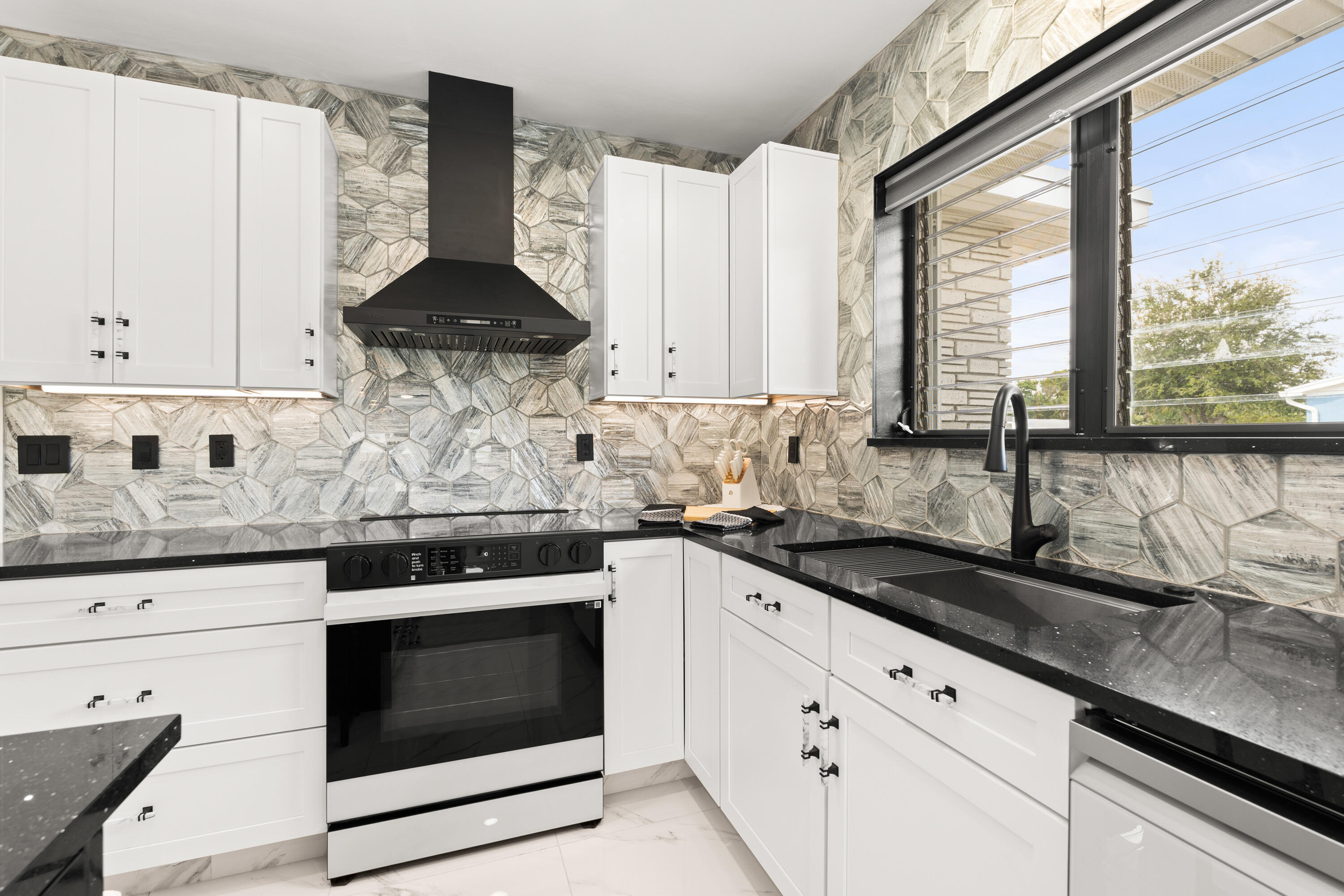 1428 N M, Lake Worth FL 33460