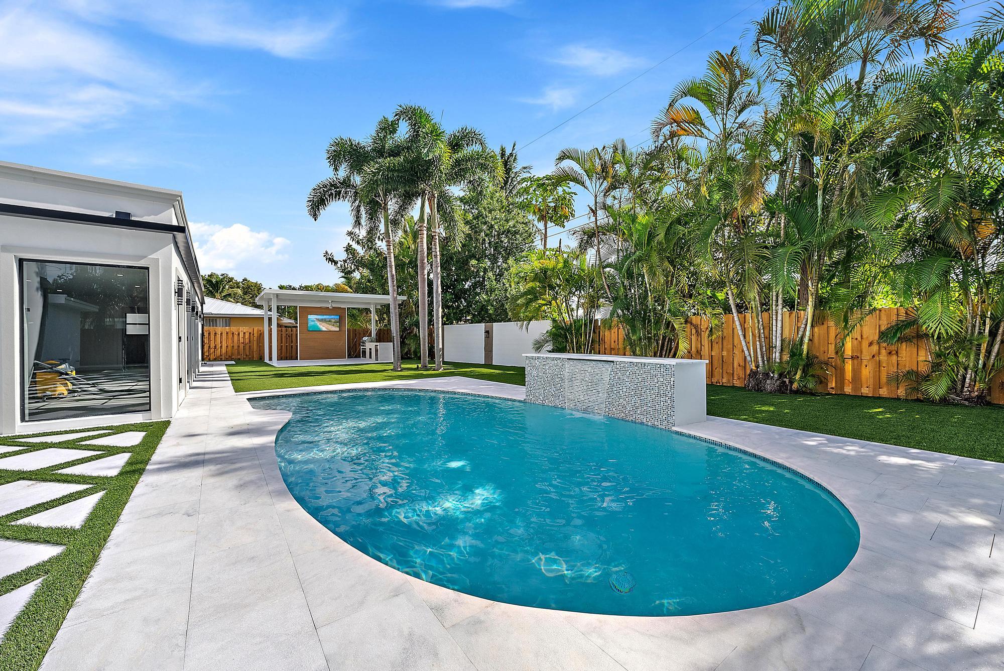 391 W Riverside, Tequesta FL 33469