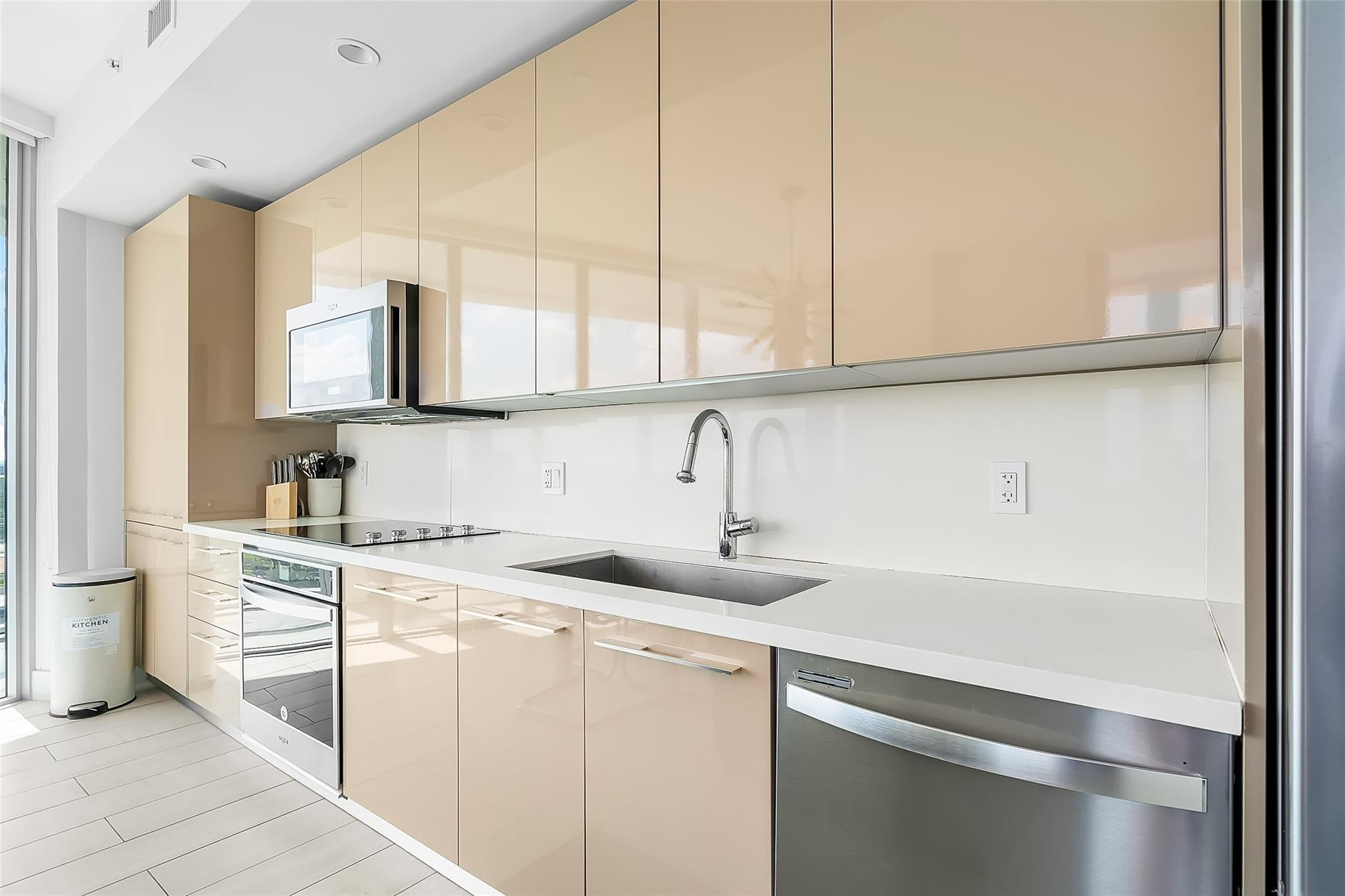 2000 Metropica #1410, Sunrise FL 33323