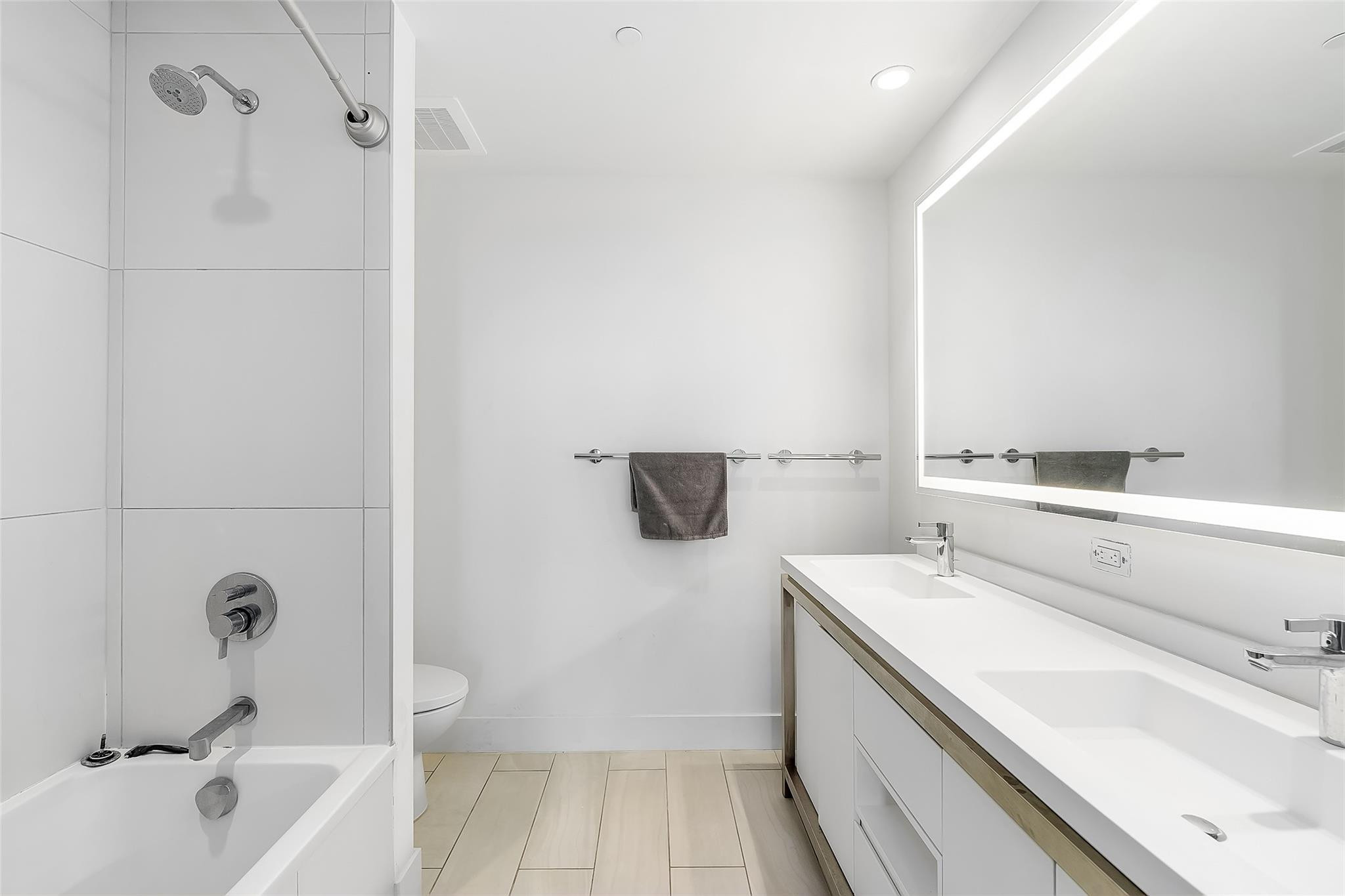 2000 Metropica #1410, Sunrise FL 33323