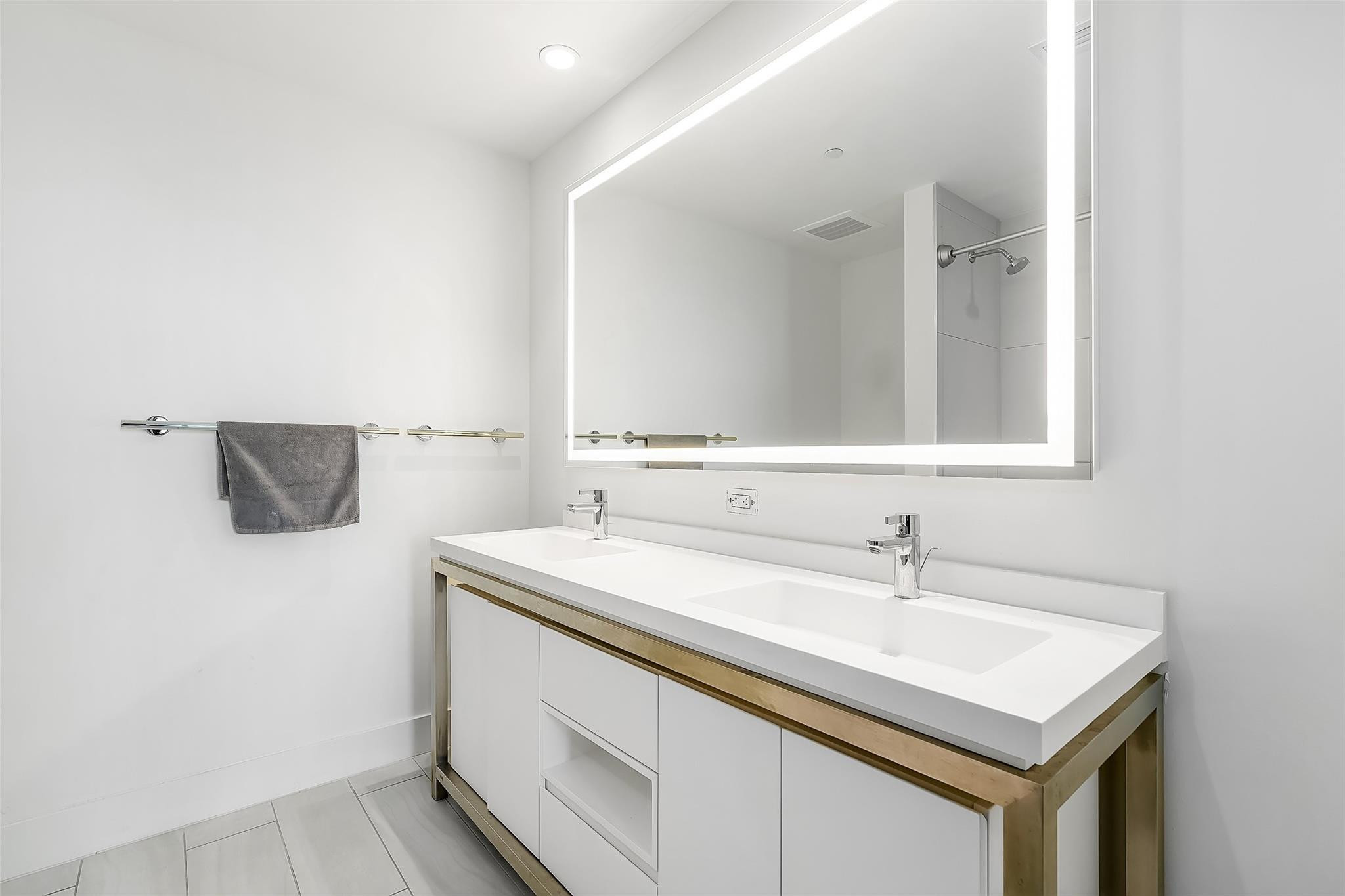 2000 Metropica #1410, Sunrise FL 33323