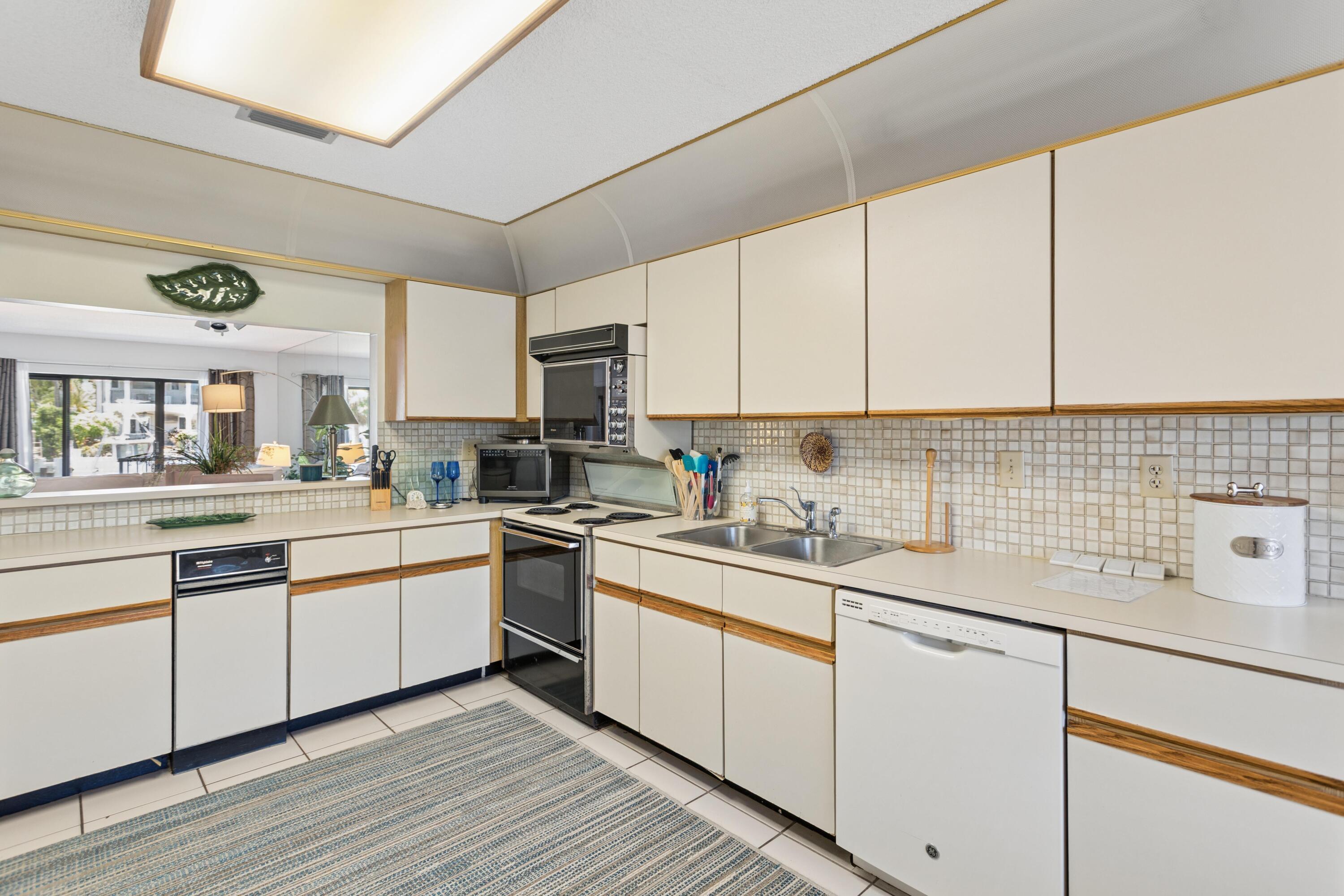2751 NE 15th #103, Fort Lauderdale FL 33304