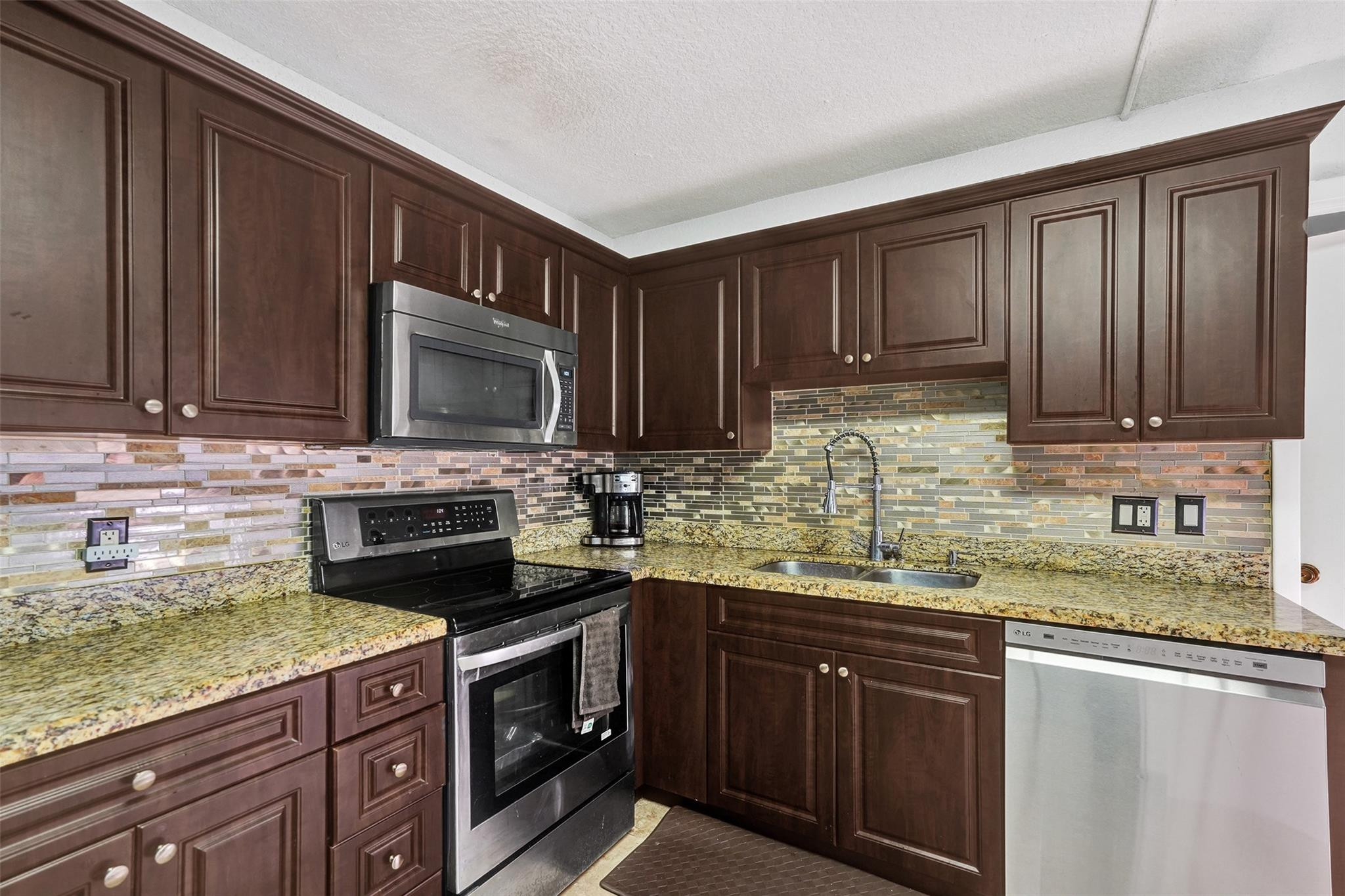 8740 Azalea #102, Tamarac FL 33321