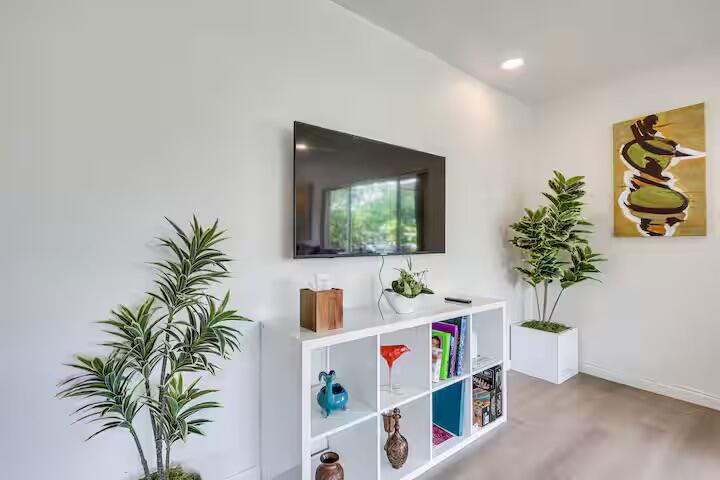124 SW 2nd, Hallandale Beach FL 33009