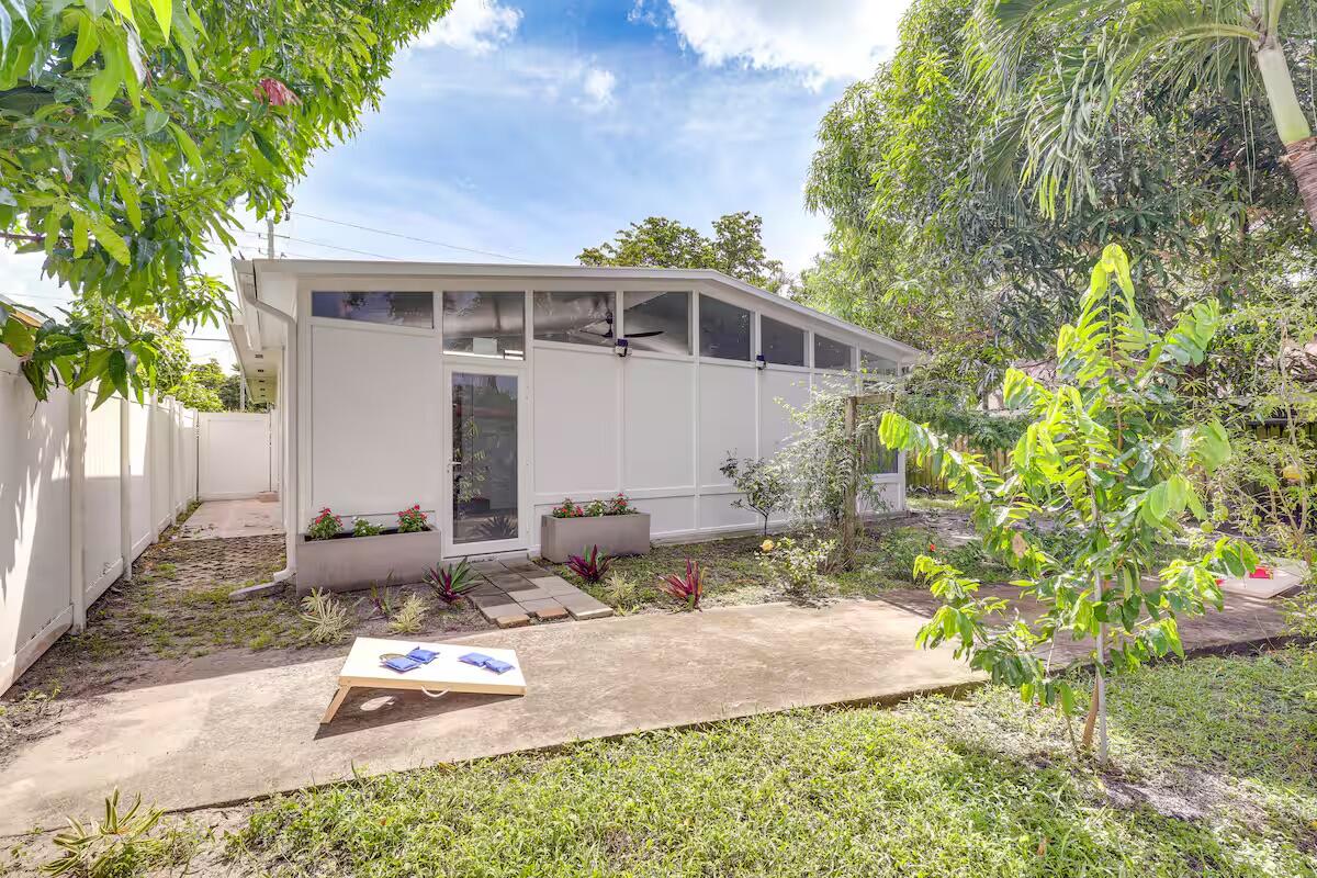 124 SW 2nd, Hallandale Beach FL 33009