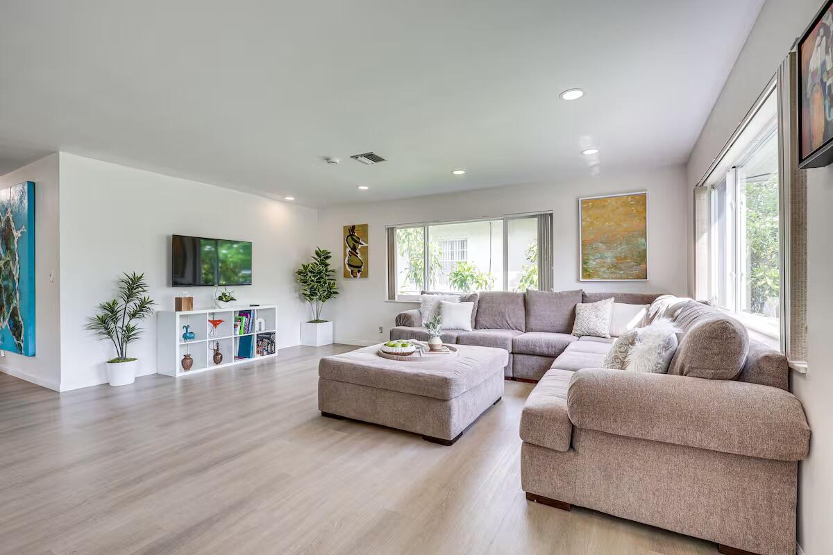 124 SW 2nd, Hallandale Beach FL 33009