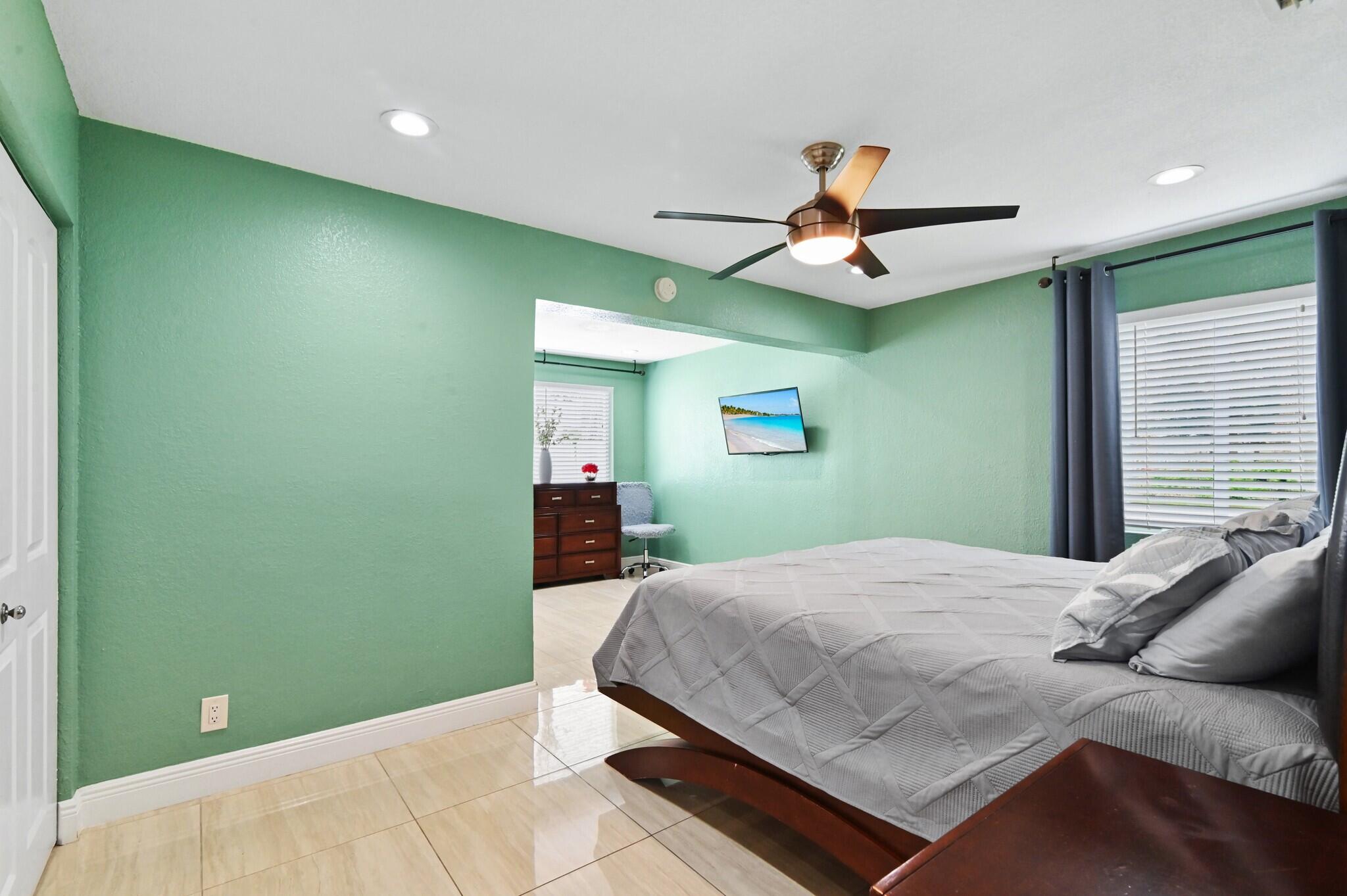 124 Davis, Palm Springs FL 33461