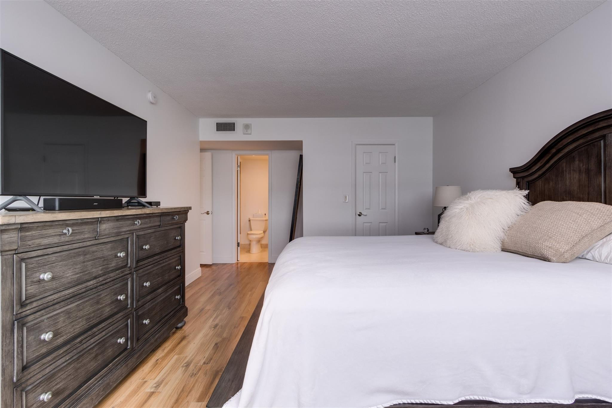 2500 NE 48th #609, Fort Lauderdale FL 33308