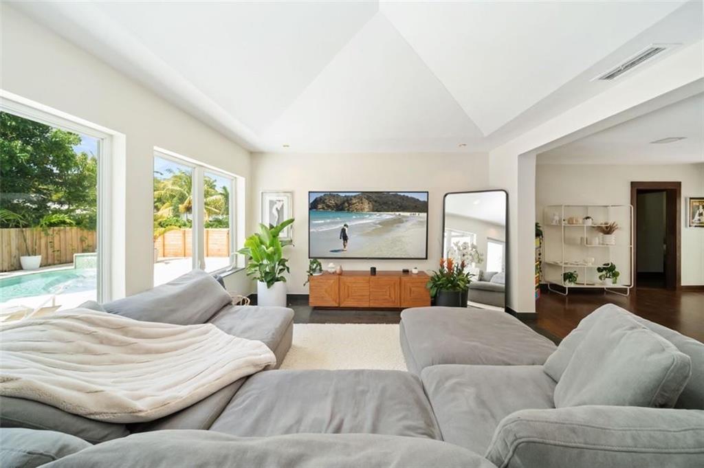 551 NE 53rd, Miami FL 33137