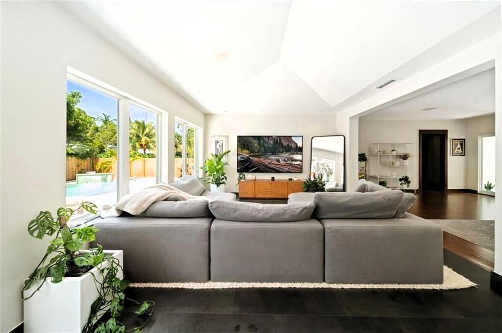551 NE 53rd, Miami FL 33137