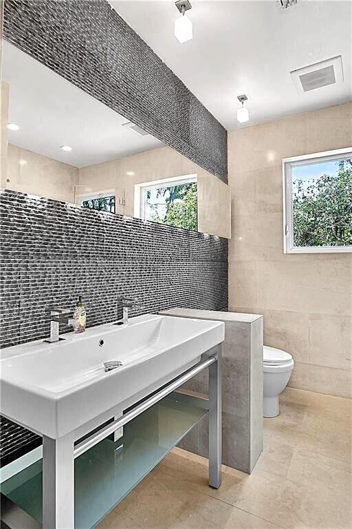 551 NE 53rd, Miami FL 33137