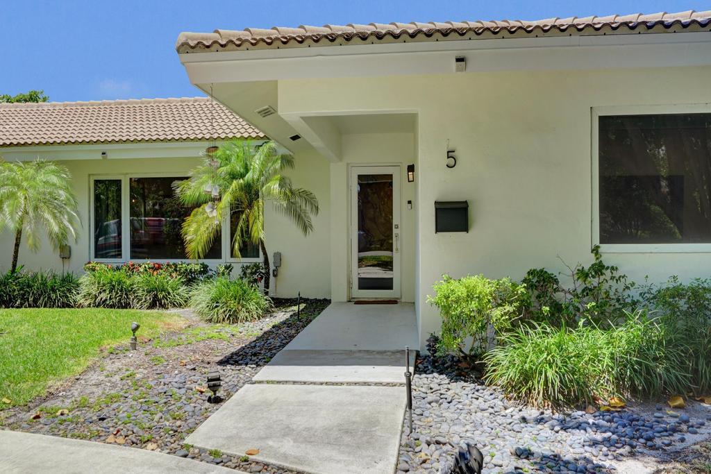 5 Gatehouse, Sea Ranch Lakes FL 33308