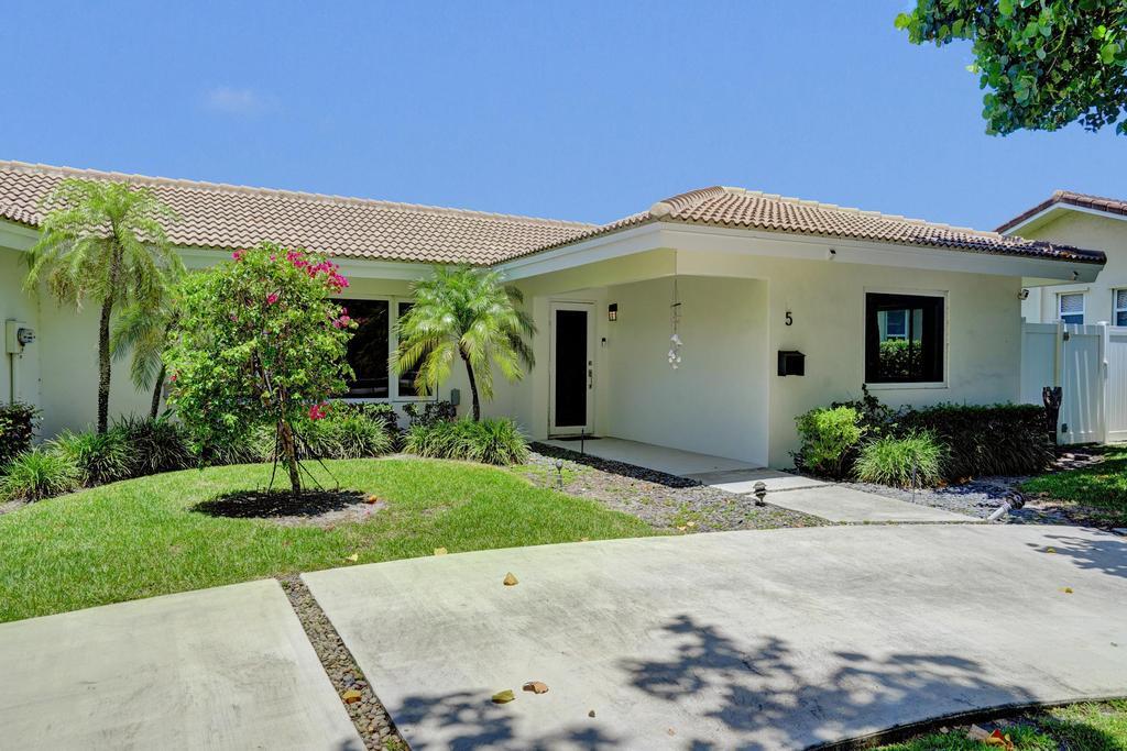 5 Gatehouse, Sea Ranch Lakes FL 33308