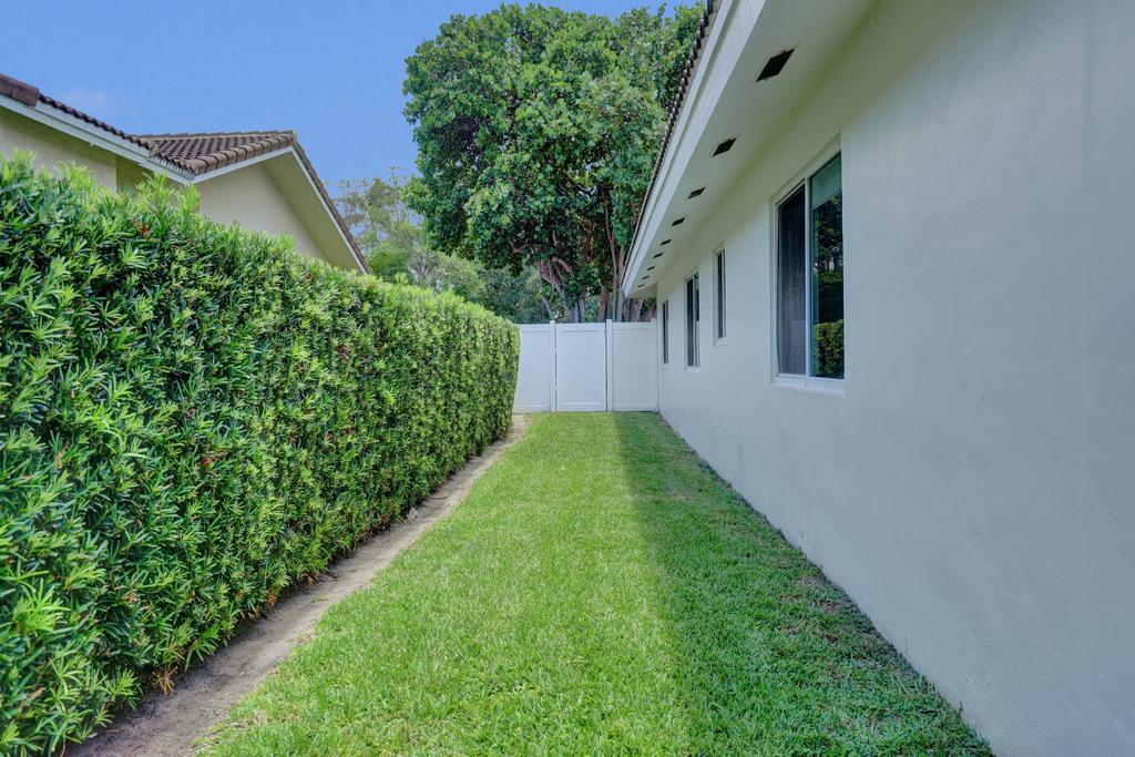 5 Gatehouse, Sea Ranch Lakes FL 33308