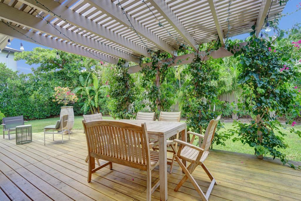 5 Gatehouse, Sea Ranch Lakes FL 33308