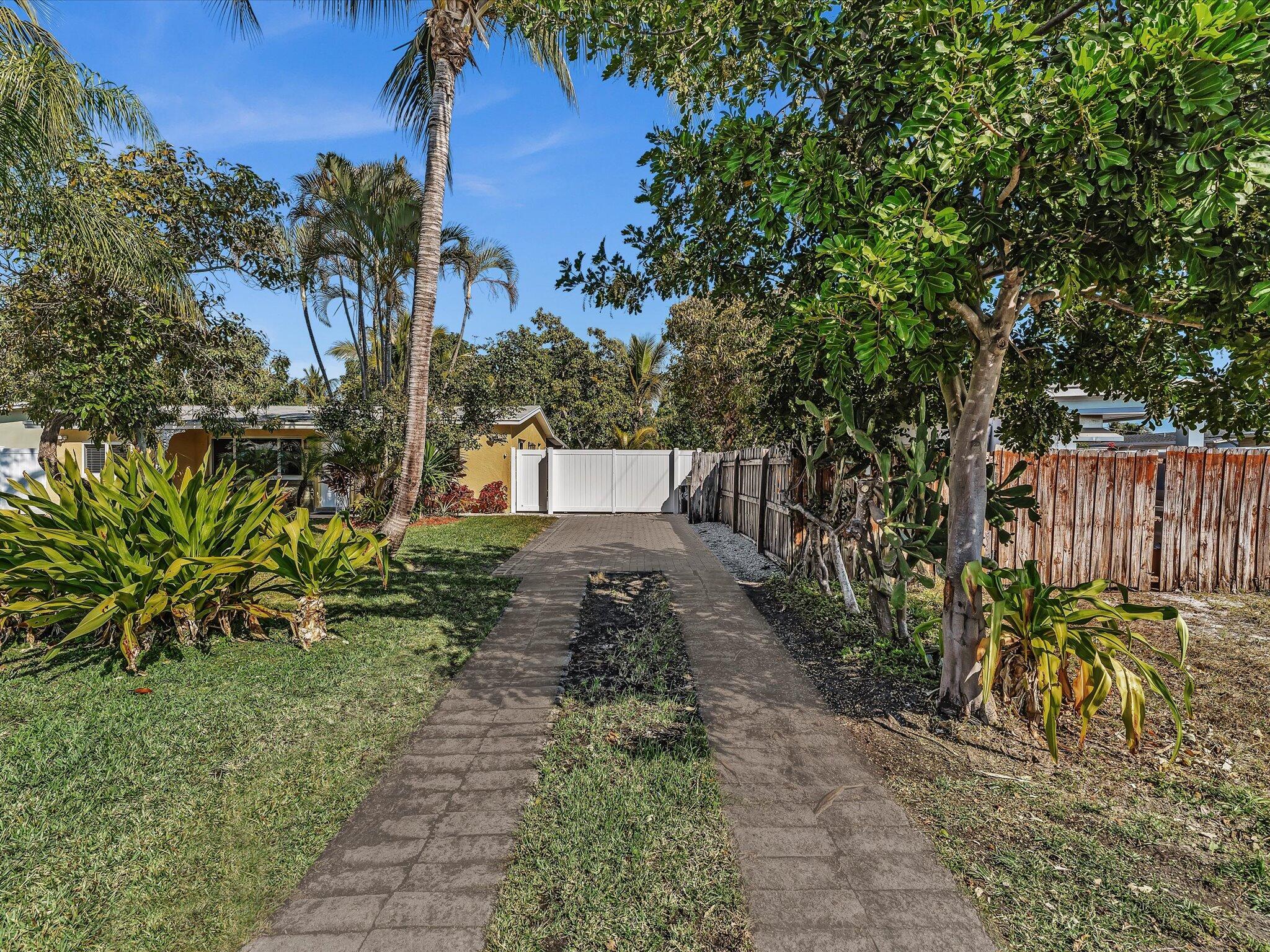 607 W Perry, Lantana FL 33462