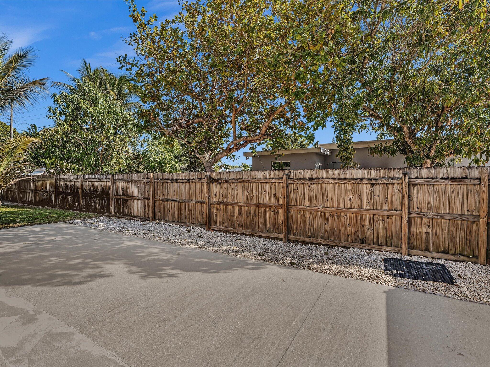 607 W Perry, Lantana FL 33462