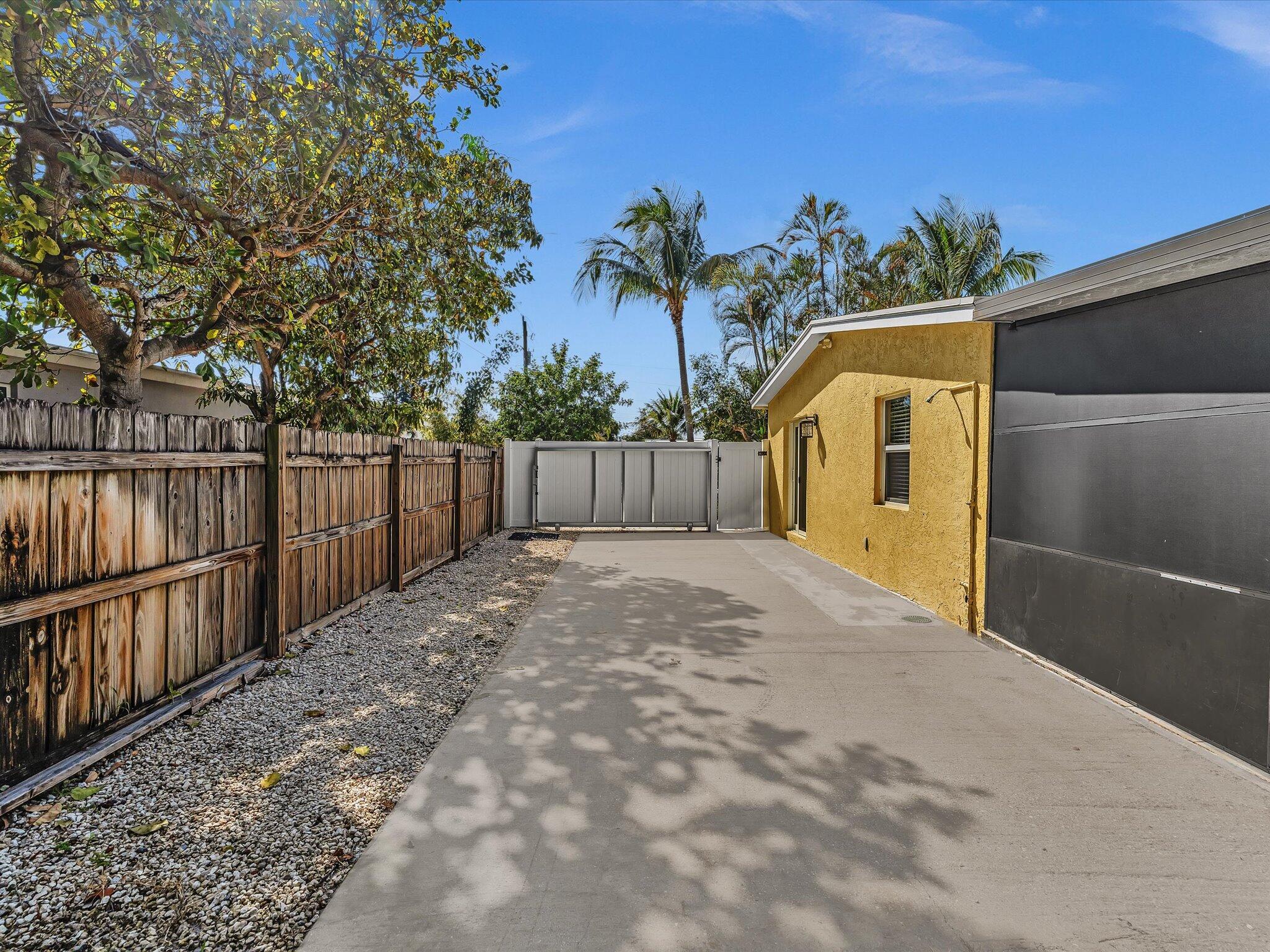 607 W Perry, Lantana FL 33462