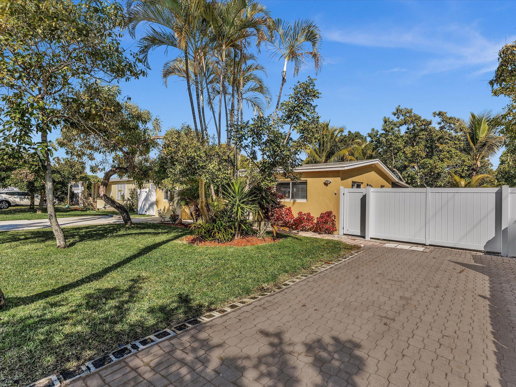 607 W Perry, Lantana FL 33462