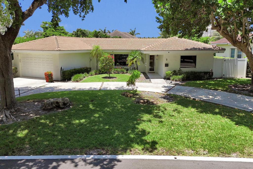 5 Gatehouse, Sea Ranch Lakes FL 33308