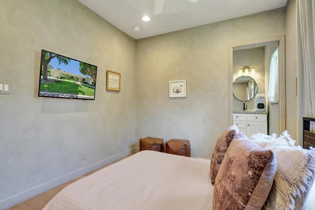 5 Gatehouse, Sea Ranch Lakes FL 33308