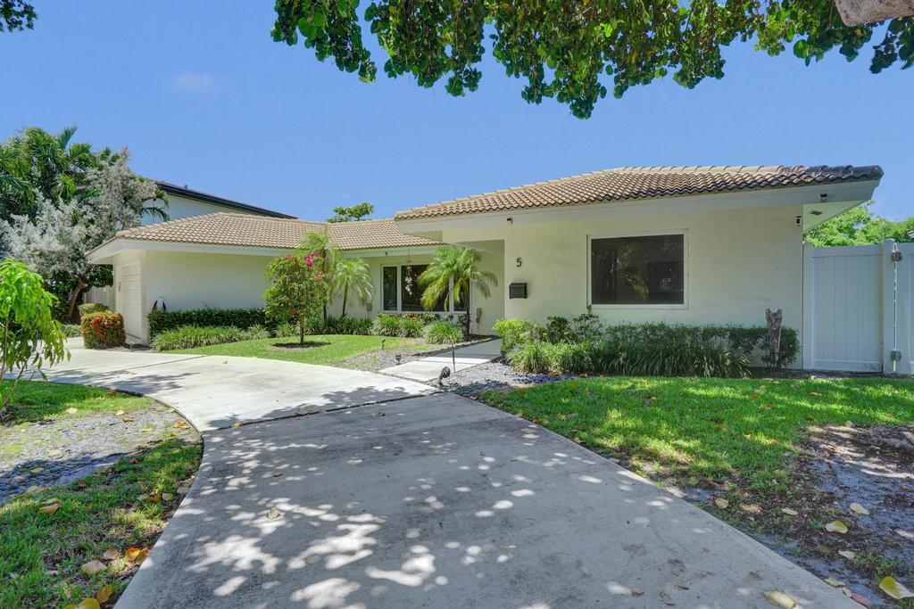 5 Gatehouse, Sea Ranch Lakes FL 33308