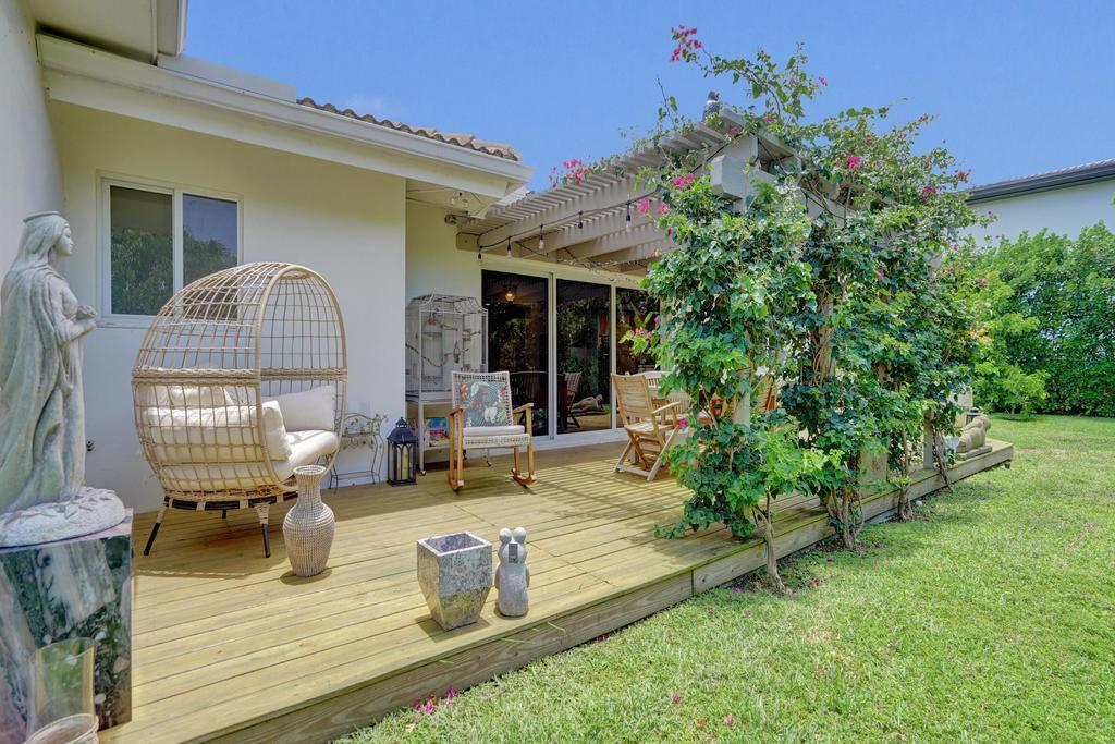 5 Gatehouse, Sea Ranch Lakes FL 33308