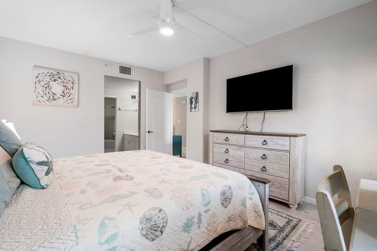 300 Uno Lago #304, Juno Beach FL 33408