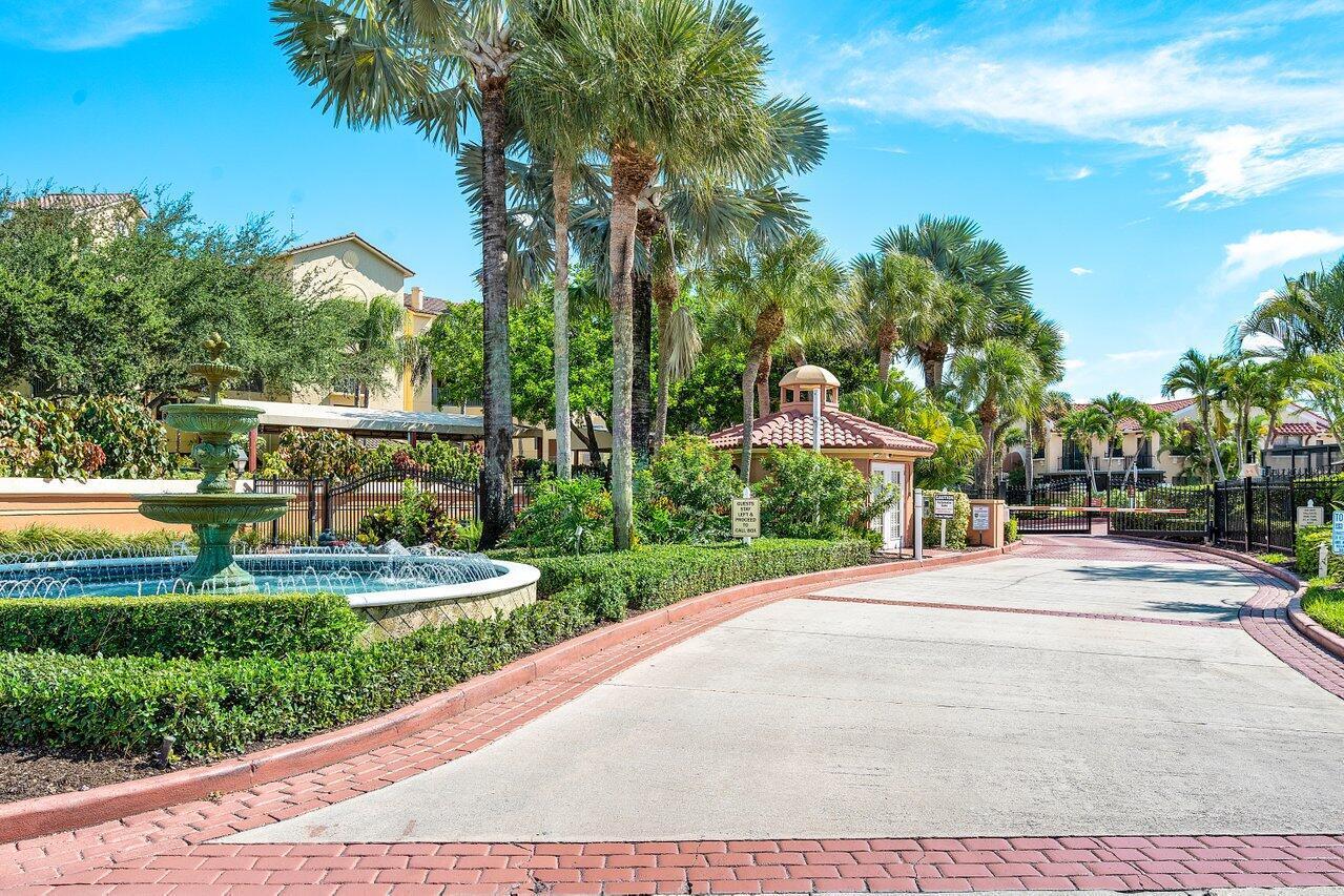 300 Uno Lago #304, Juno Beach FL 33408