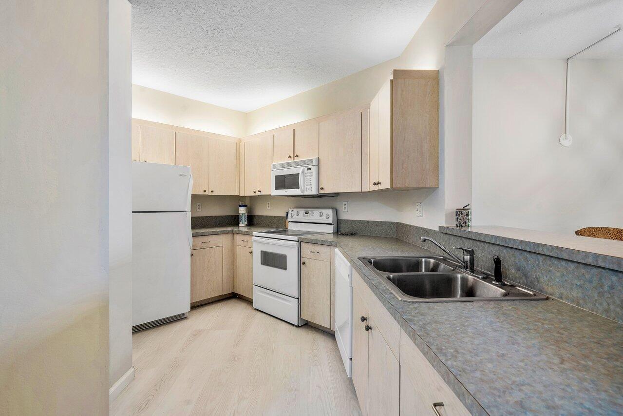 300 Uno Lago #304, Juno Beach FL 33408