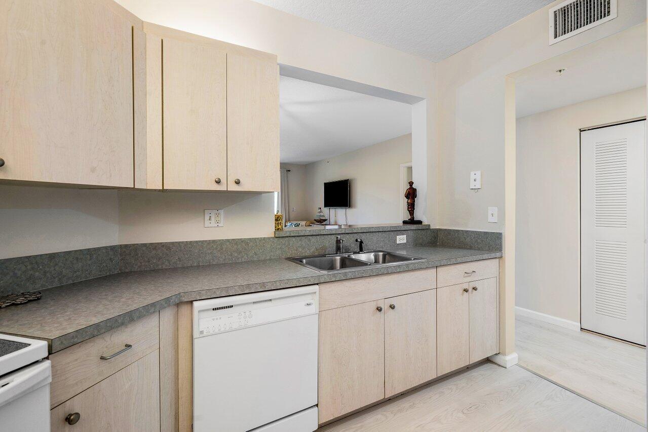 300 Uno Lago #304, Juno Beach FL 33408