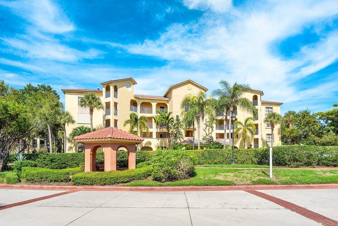 300 Uno Lago #304, Juno Beach FL 33408