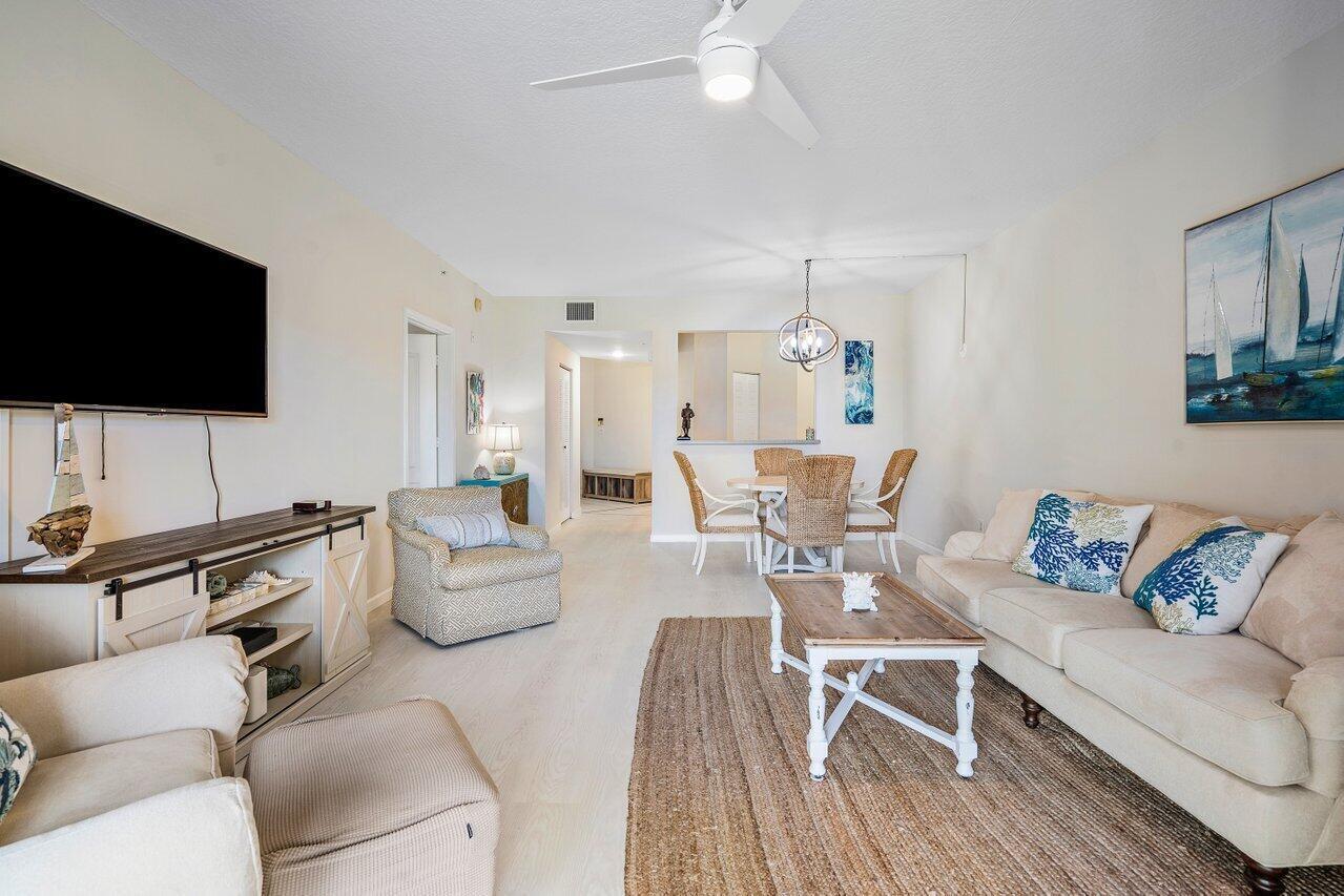 300 Uno Lago #304, Juno Beach FL 33408
