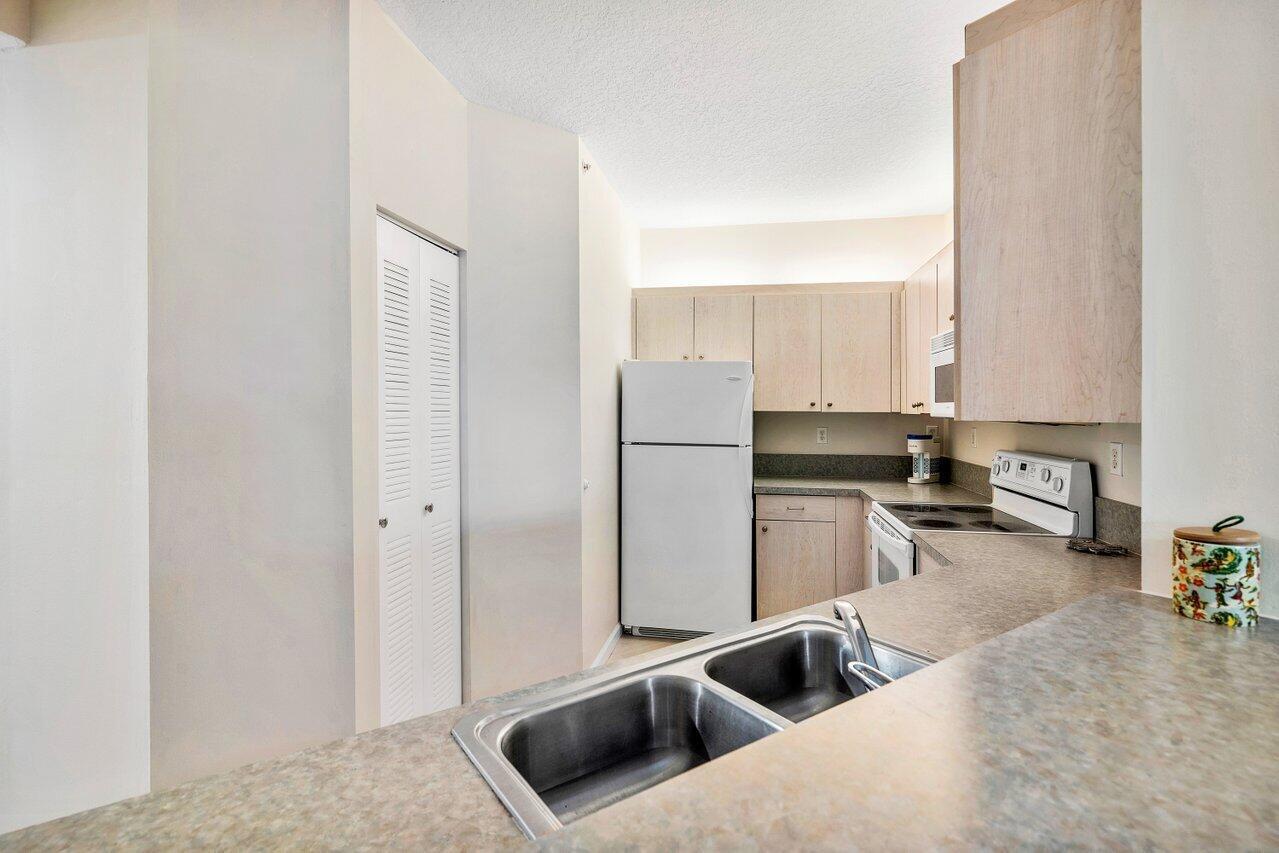 300 Uno Lago #304, Juno Beach FL 33408