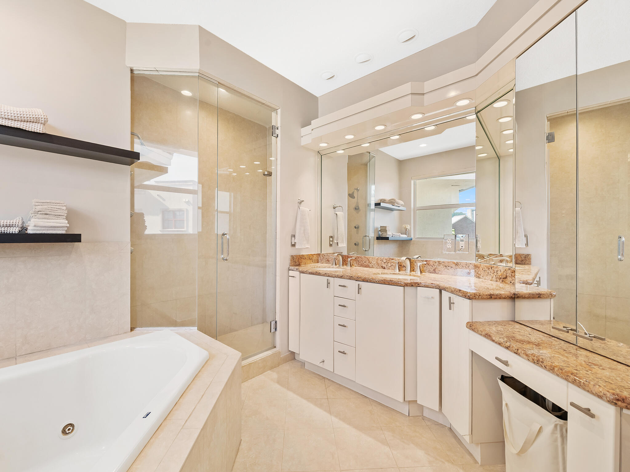 208 SE 10th, Fort Lauderdale FL 33301